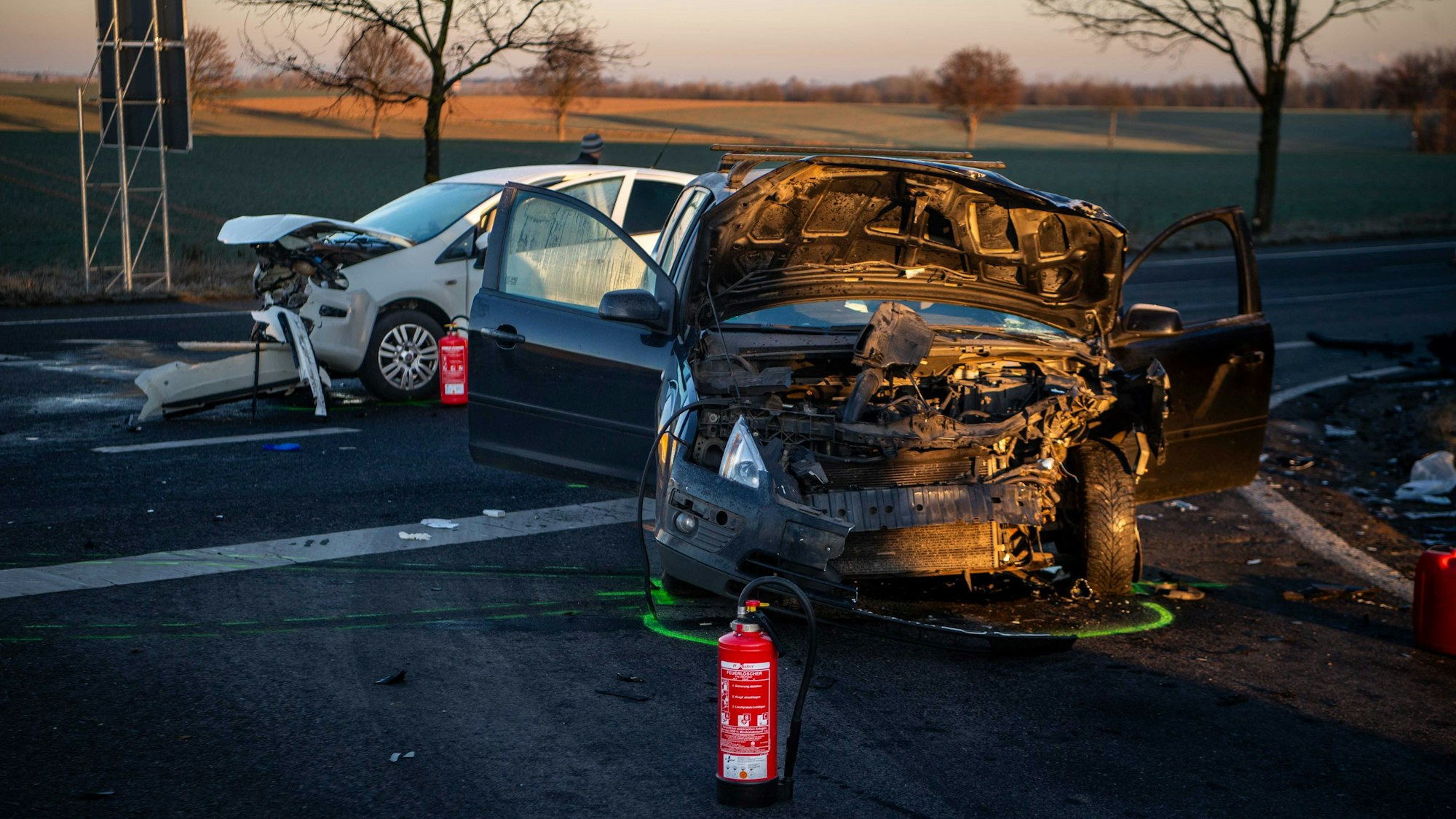 Auf der Straße zwischen Zülpich und Langendorf stehen zwei schwer beschädigte Autos.