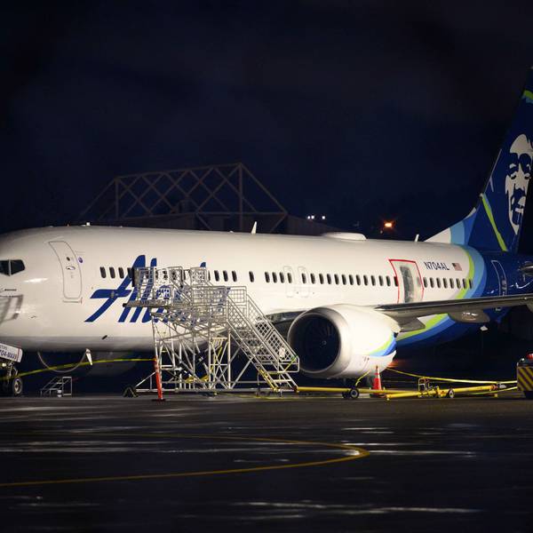 Die Boeing 737 MAX der US-Fluggesellschaft Alaska Airlines nach der Notlandung in Portland. Die Stelle, an der die Tür in mehr als 5000 Metern Höhe herausgerissen war, ist mit einer Plastikfolie notdürftig abgeklebt.