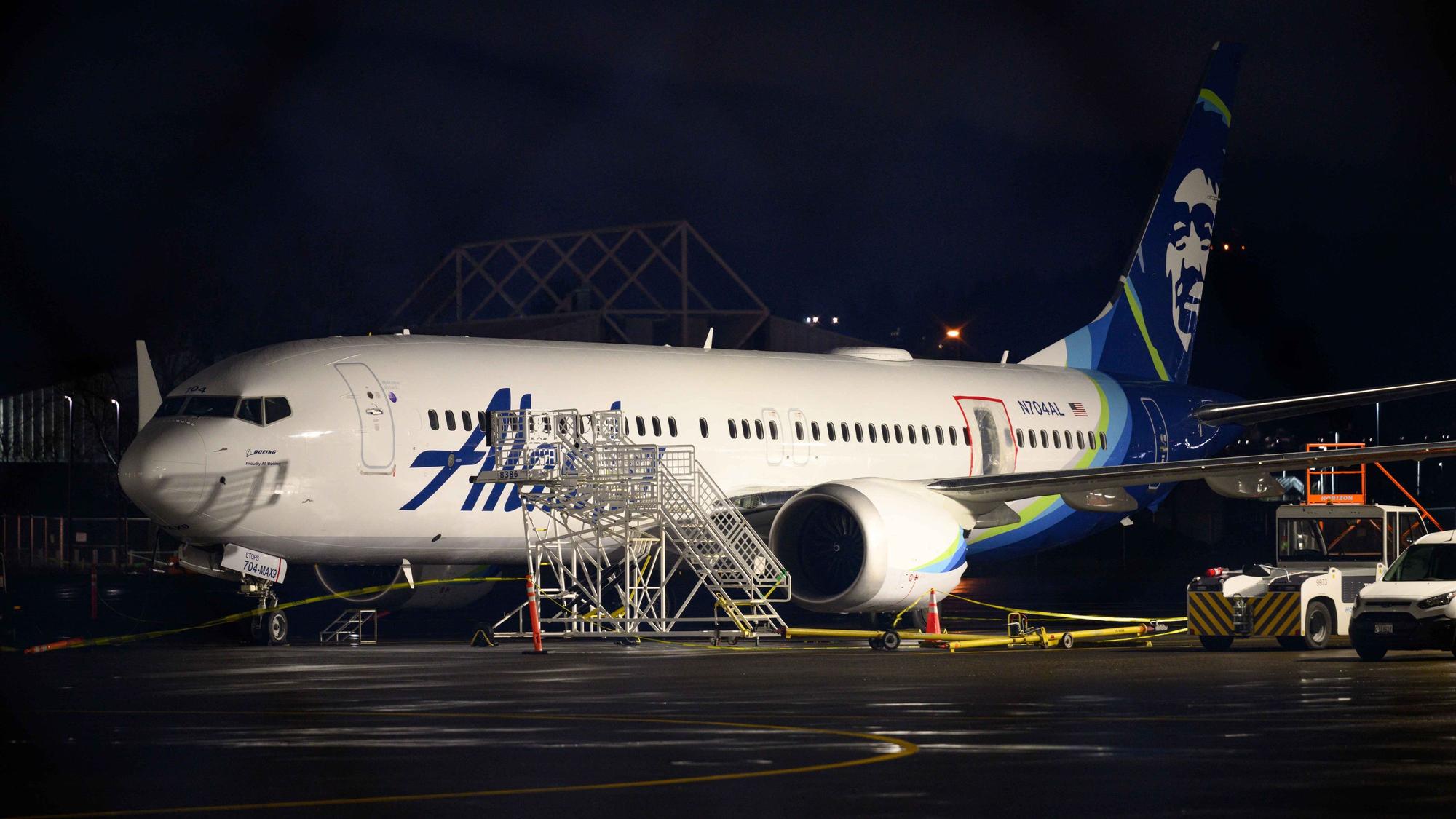 Die Boeing 737 MAX der US-Fluggesellschaft Alaska Airlines nach der Notlandung in Portland. Die Stelle, an der die Tür in mehr als 5000 Metern Höhe herausgerissen war, ist mit einer Plastikfolie notdürftig abgeklebt.