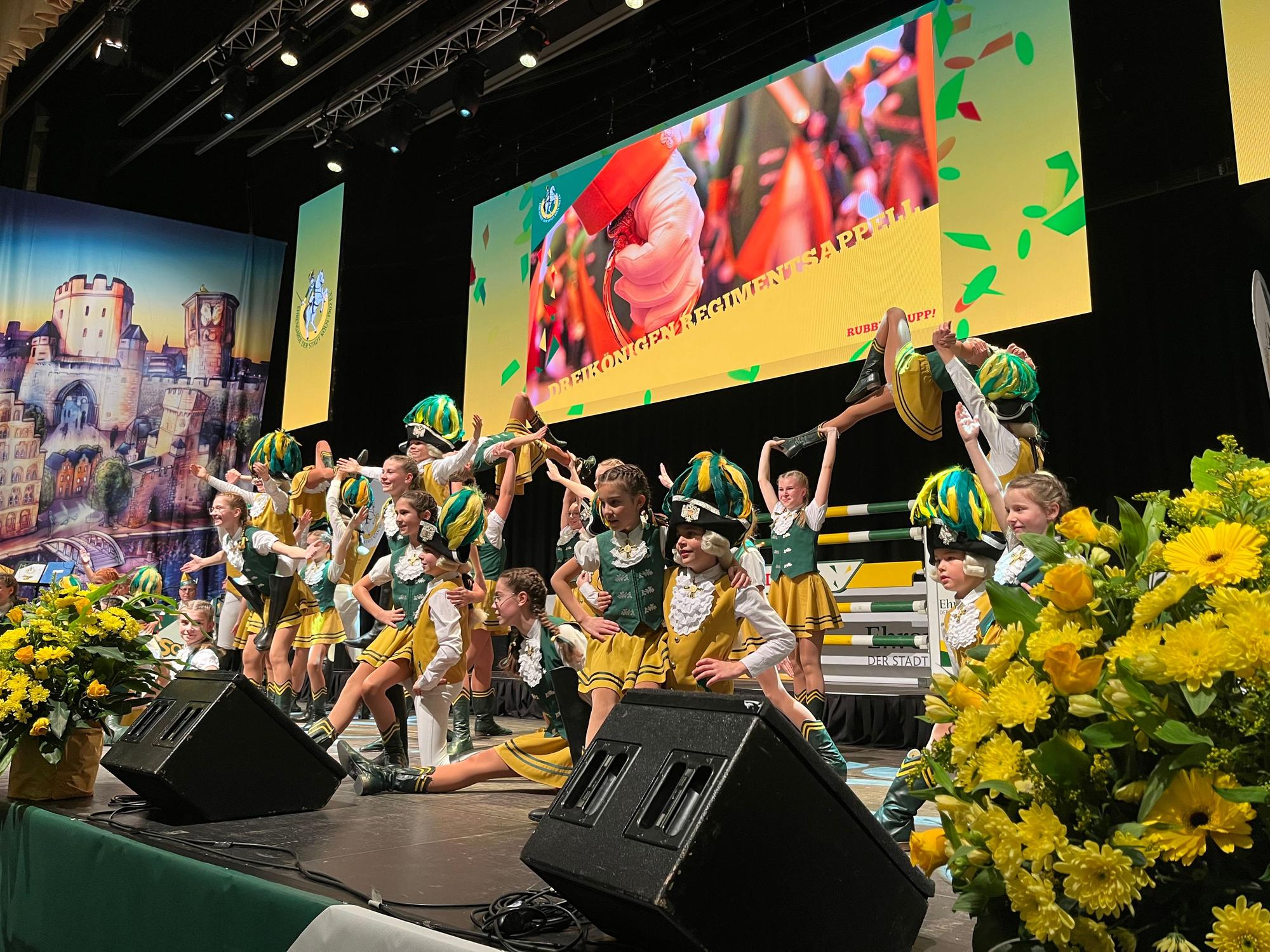 Die Kinder- und Jugendtanzgruppe der Ehrengarde tritt beim Regimentsappell auf.