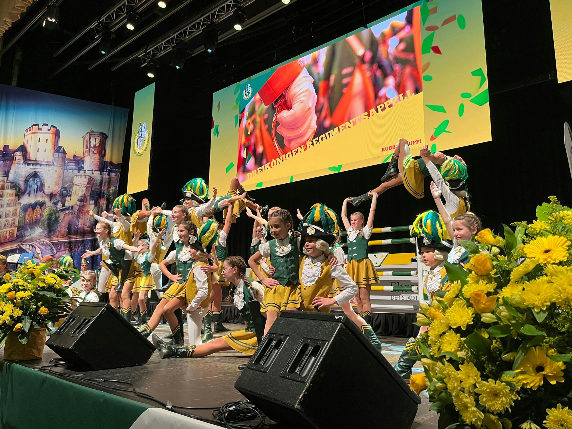 Die Kinder- und Jugendtanzgruppe der Ehrengarde tritt beim Regimentsappell auf.