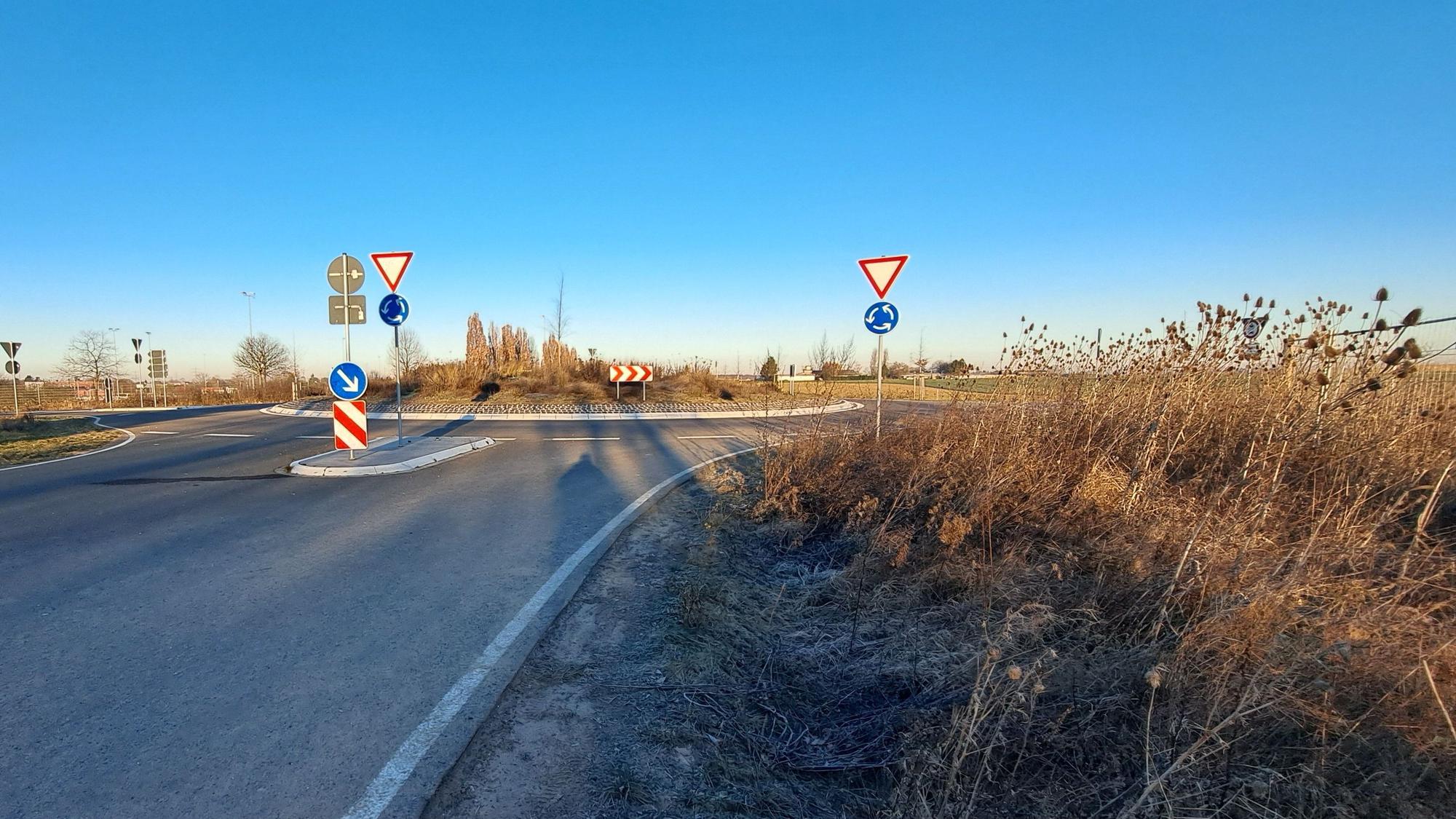 Am Kreisverkehr Südstraße endet die Niederkasseler Ortsumgehung bislang an einer kurzen Stichstraße.