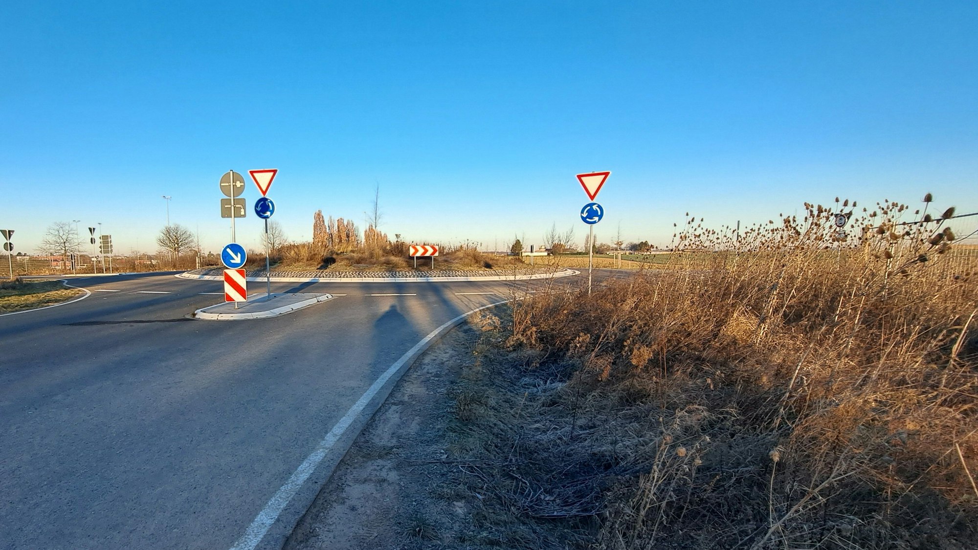 Am Kreisverkehr Südstraße endet die Niederkasseler Ortsumgehung bislang an einer kurzen Stichstraße.