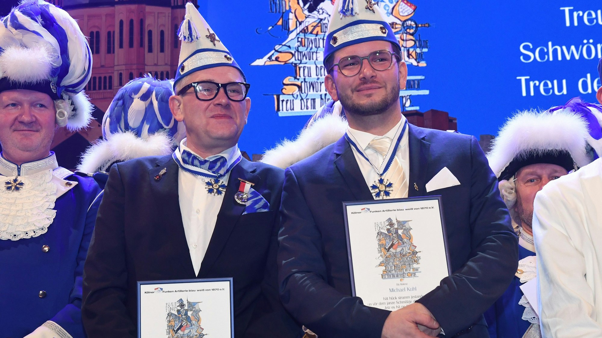 JP Weber wird beim Regimentsappell der Blauen Funken im Gürzenich als Mitglied vereidigt.