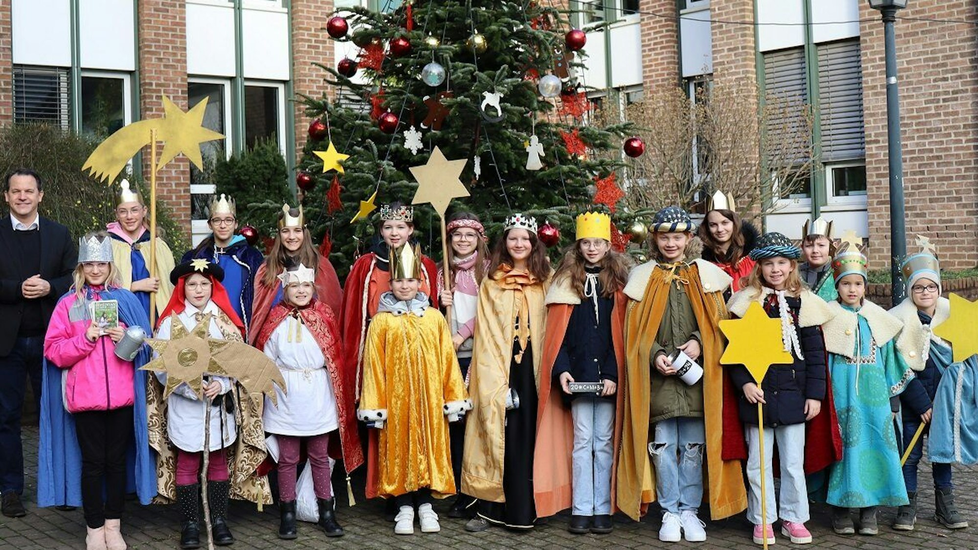 Auf dem Bild sind Sternsinger zu sehen.