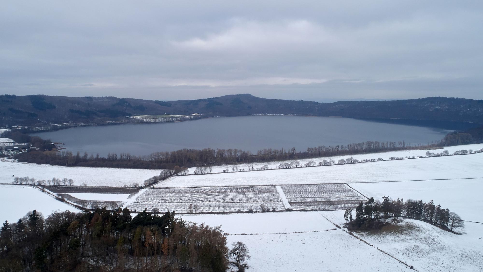 Die Luftaufnahme mit einer Drohne zeigt den Laacher See.
