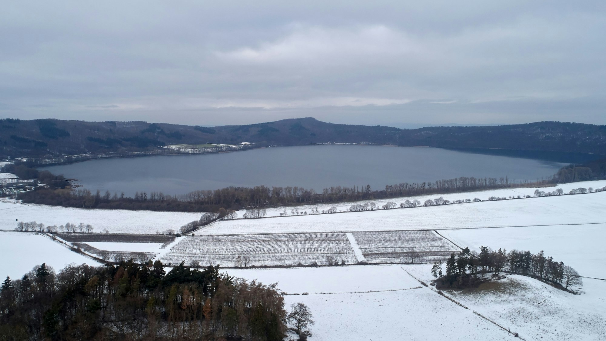 Die Luftaufnahme mit einer Drohne zeigt den Laacher See.