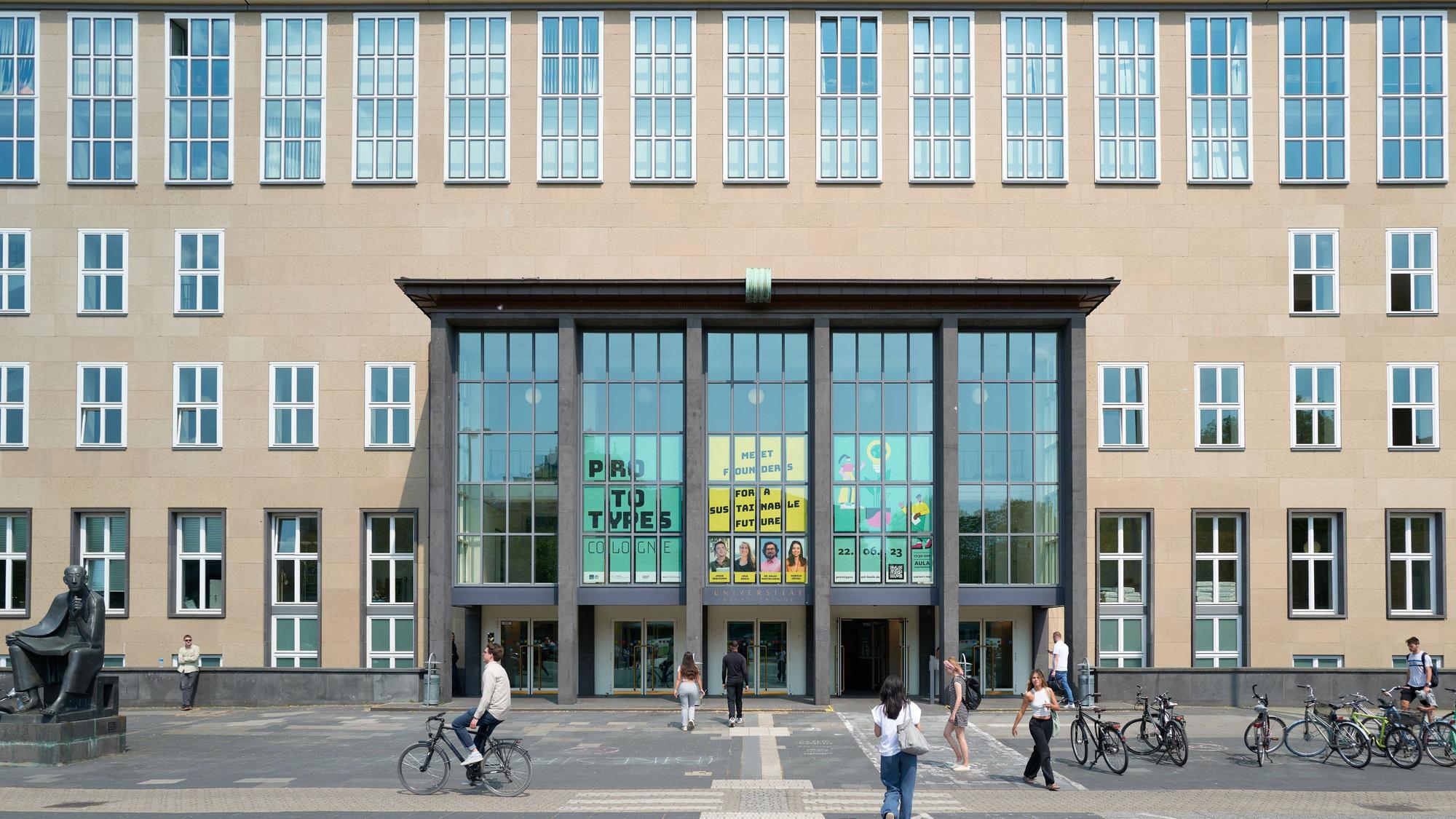 Der Eingang der Uni Köln (Archivbild)