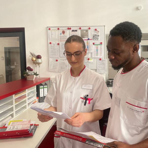 Sara Saiti und Guy Casskey Boateng werden im Nippeser St. Vinzenz-Hospital ausgebildet.