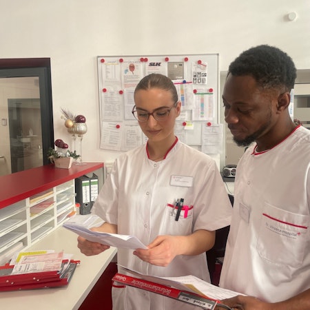 Sara Saiti und Guy Casskey Boateng werden im Nippeser St. Vinzenz-Hospital ausgebildet.