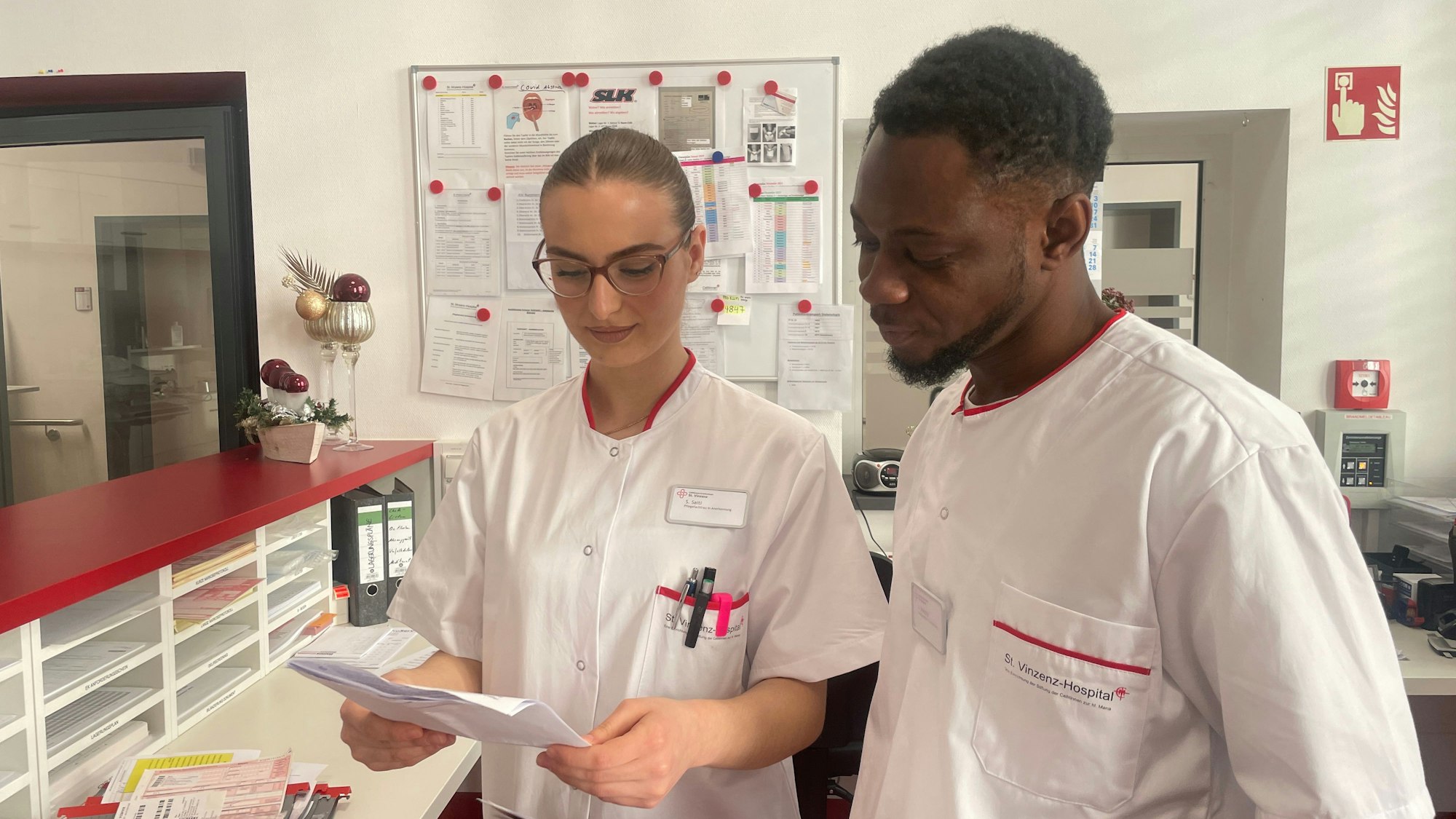 Sara Saiti und Guy Casskey Boateng werden im Nippeser St. Vinzenz-Hospital ausgebildet.