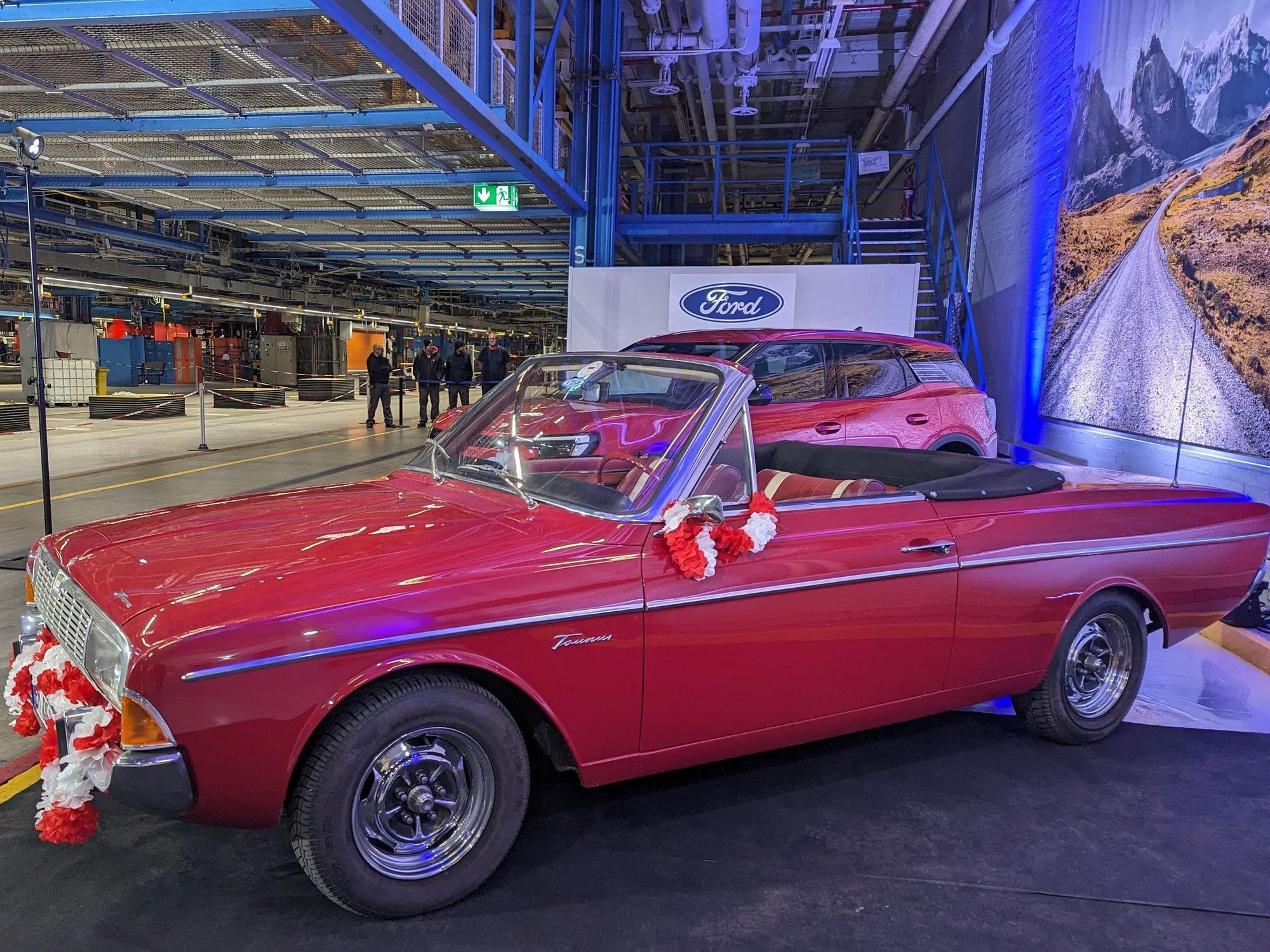 Ein roter Ford Taunus 20M TS Cabriolet