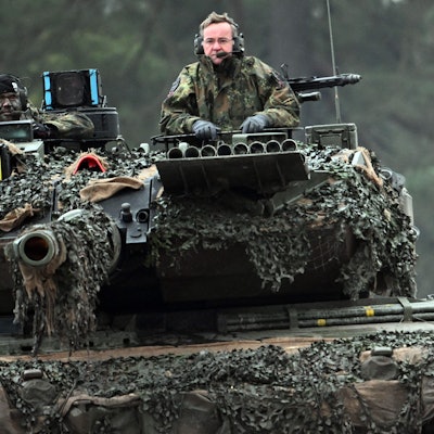 Boris Pistorius (r, SPD), Verteidigungsminister, fährt im Turm eines Leopard 2A6 mit einem Soldaten des Panzerbataillon 203 der Bundeswehr.