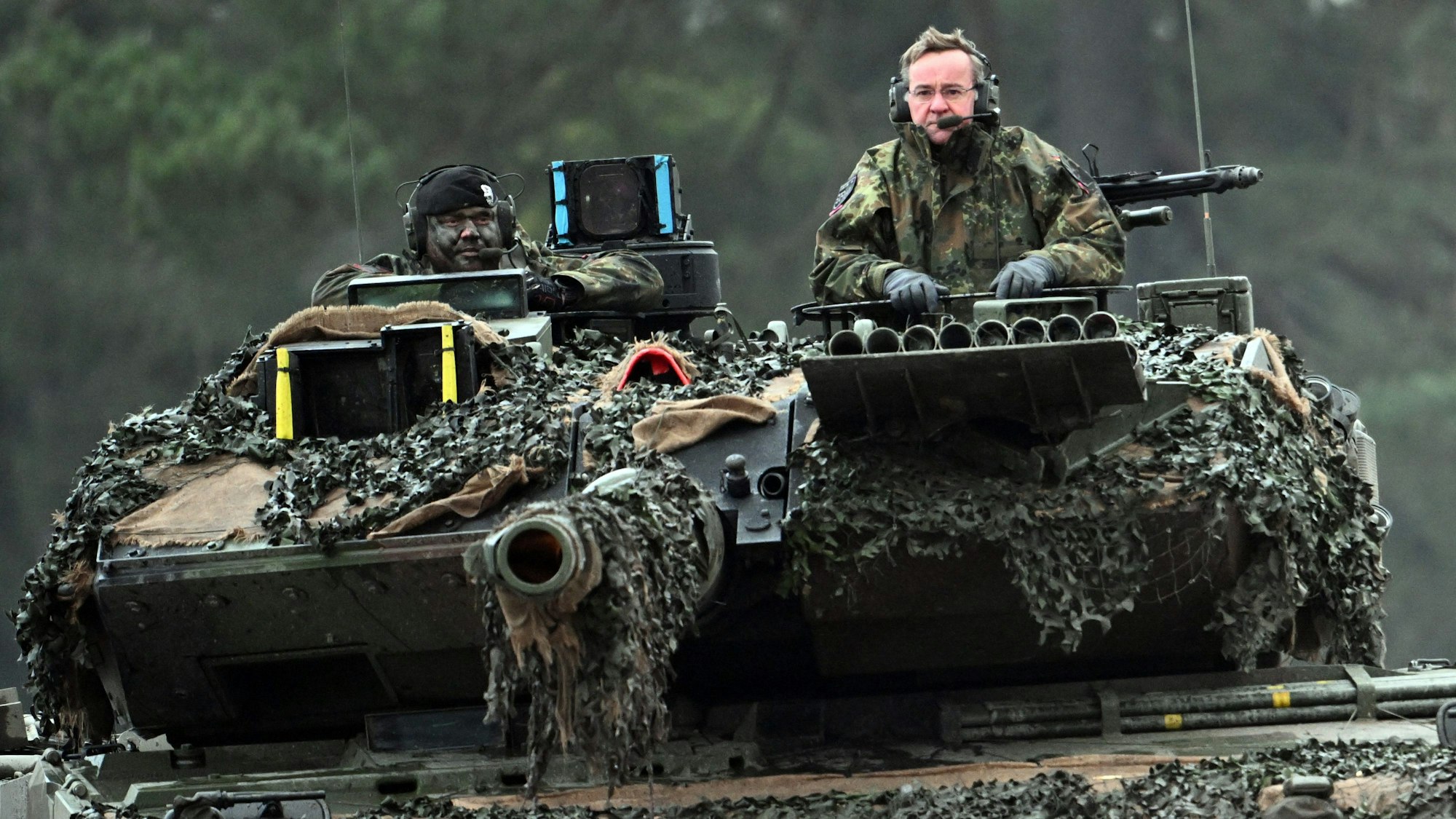 Boris Pistorius (r, SPD), Verteidigungsminister, fährt im Turm eines Leopard 2A6 mit einem Soldaten des Panzerbataillon 203 der Bundeswehr.