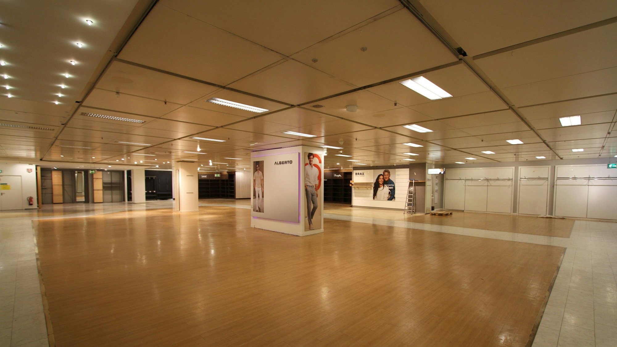 Blick in eine leergeräumte Kaufhaus-Etage.