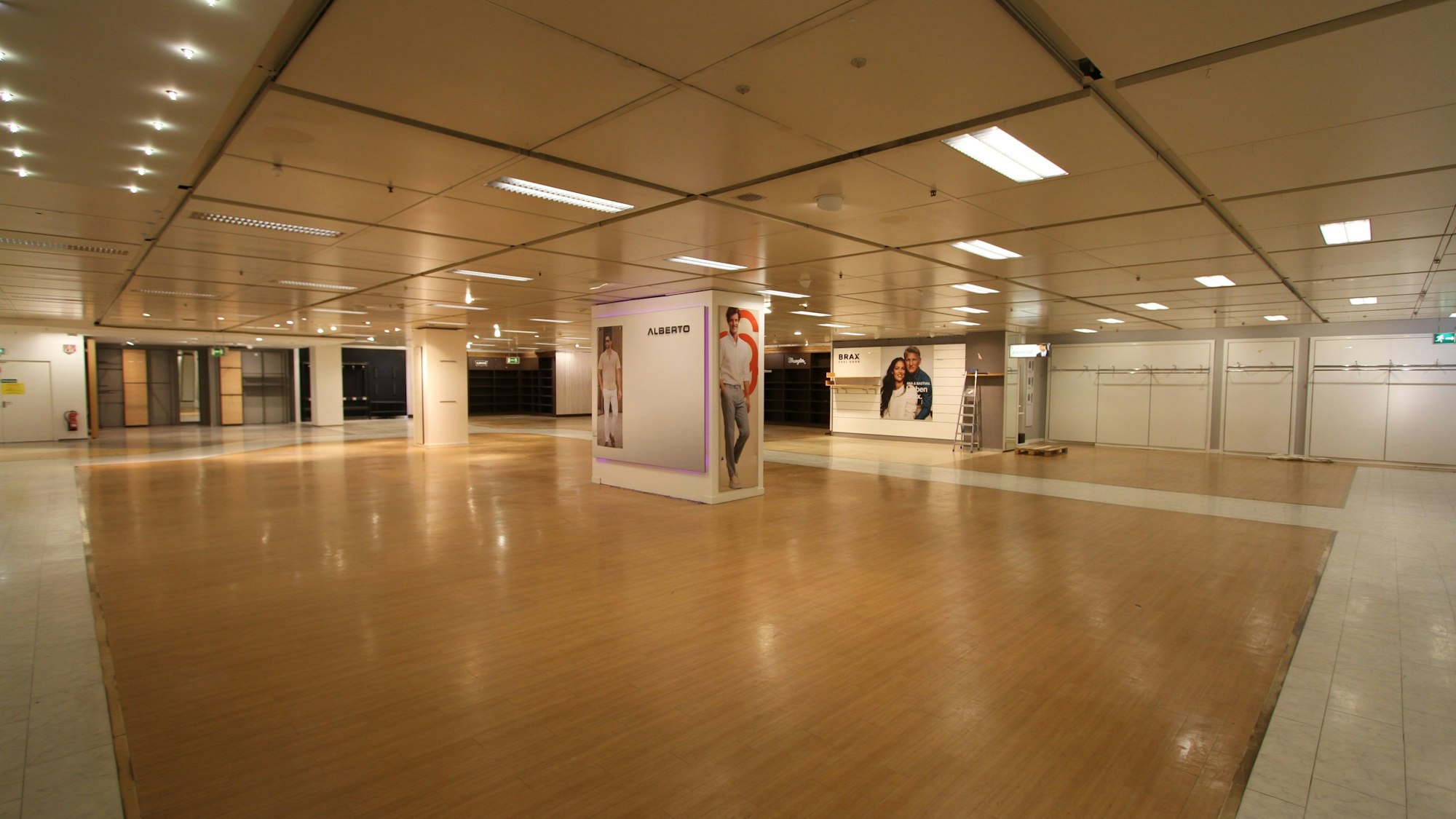 Ein großer Verkaufsraum in einem leerstehenden Warenhaus