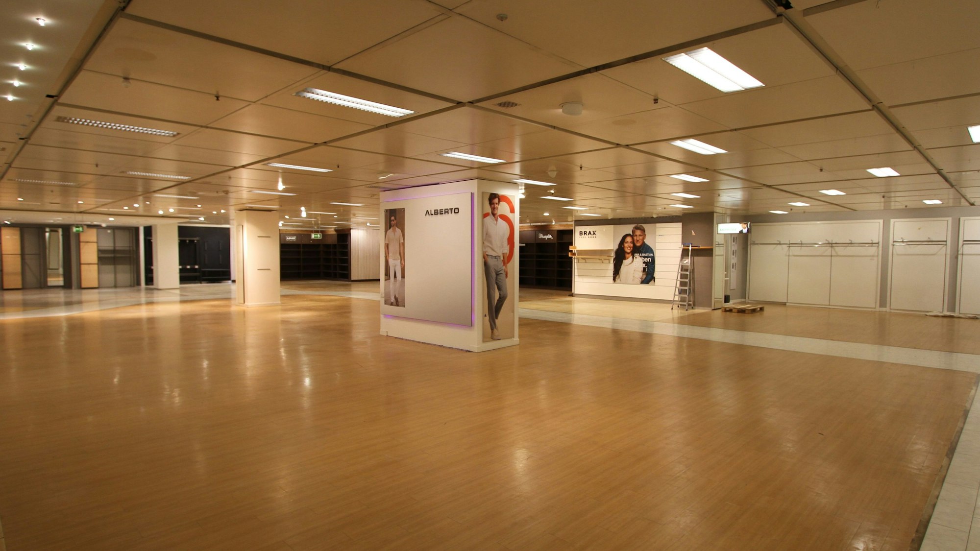 Eine leer geräumte Verkaufsabteilung in einem Warenhaus