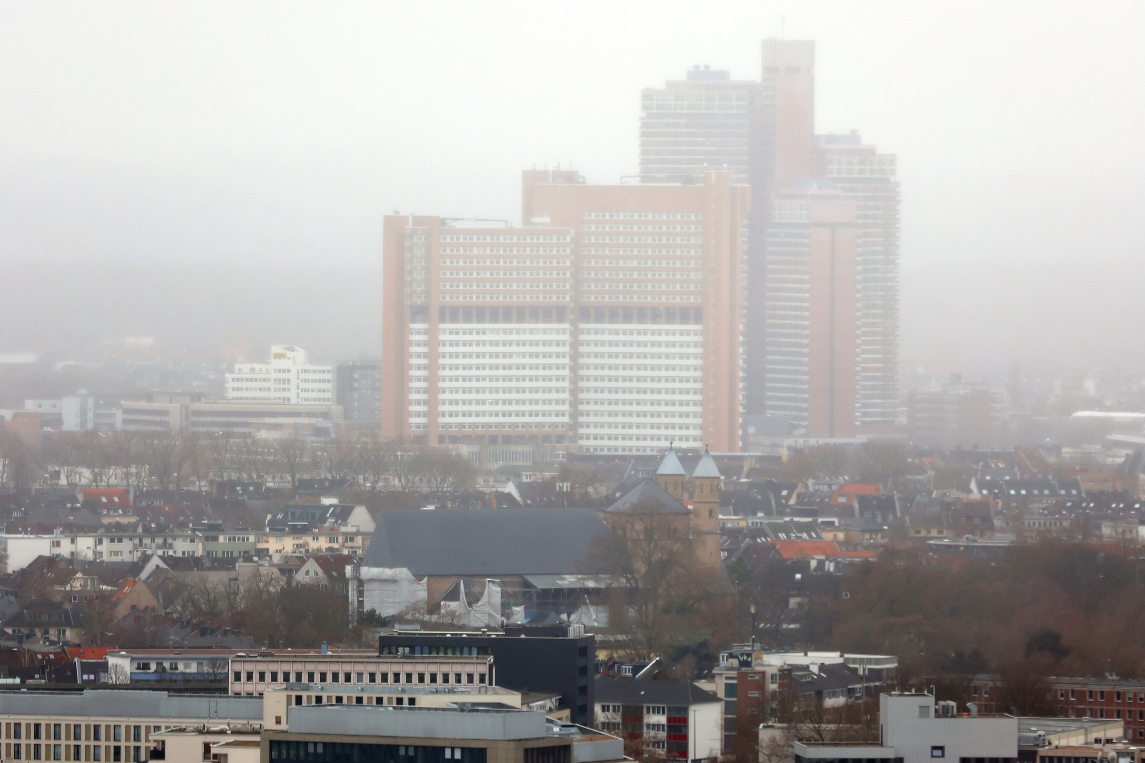Das Kölner Landgericht im Nebel.