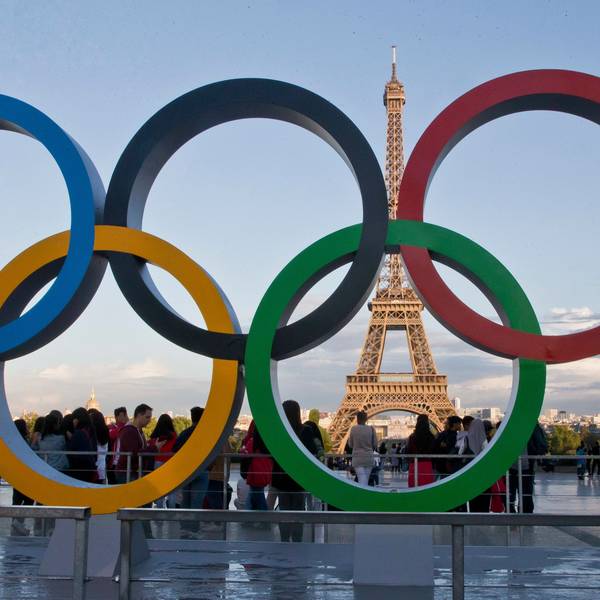 Die Olympischen Ringe in Paris vor dem Eiffelturm. Im Juli und August finden die Sommerspiele 2024 in der französischen Hauptstadt statt.