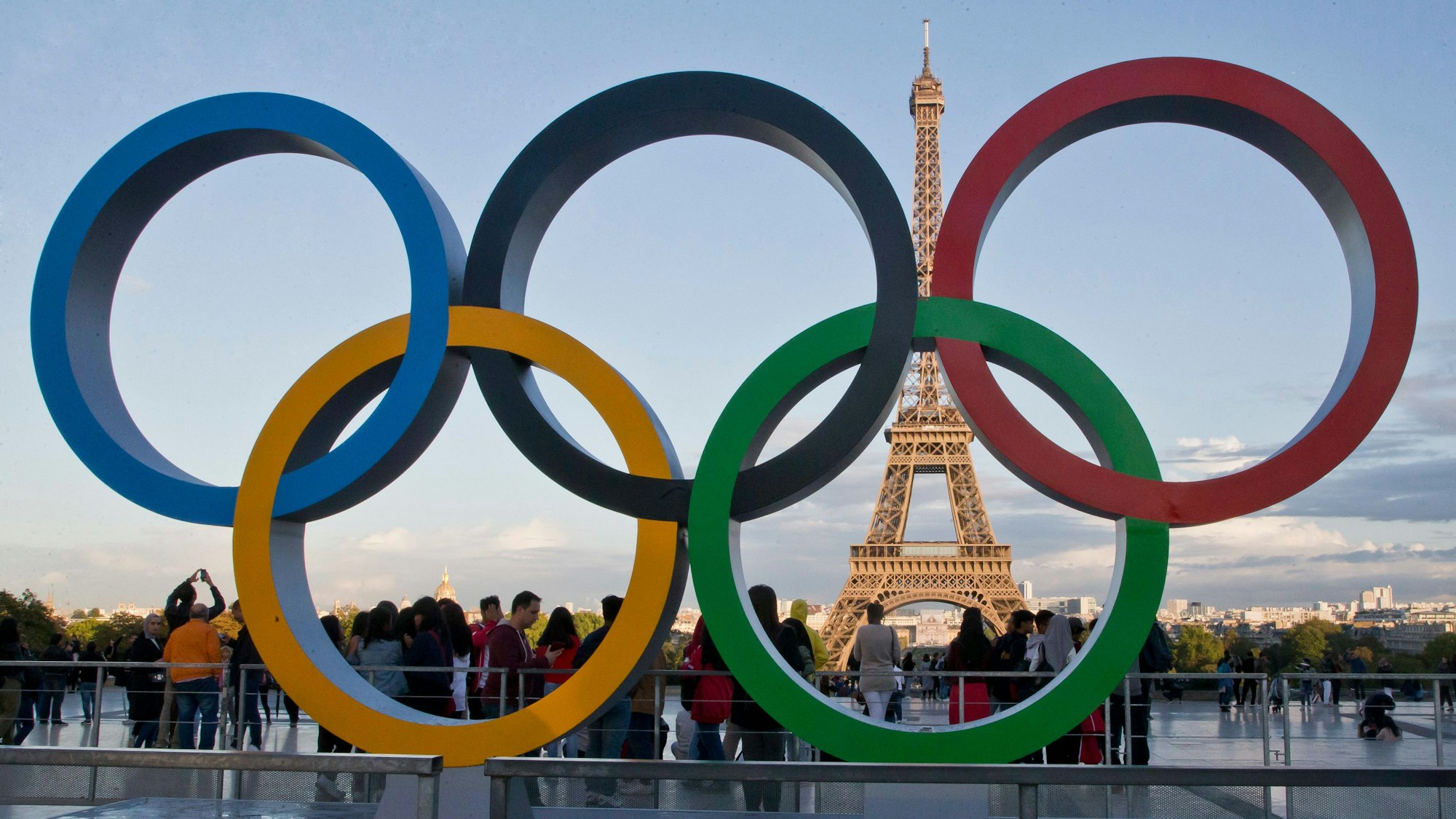 Die Olympischen Ringe in Paris vor dem Eiffelturm. Im Juli und August finden die Sommerspiele 2024 in der französischen Hauptstadt statt.