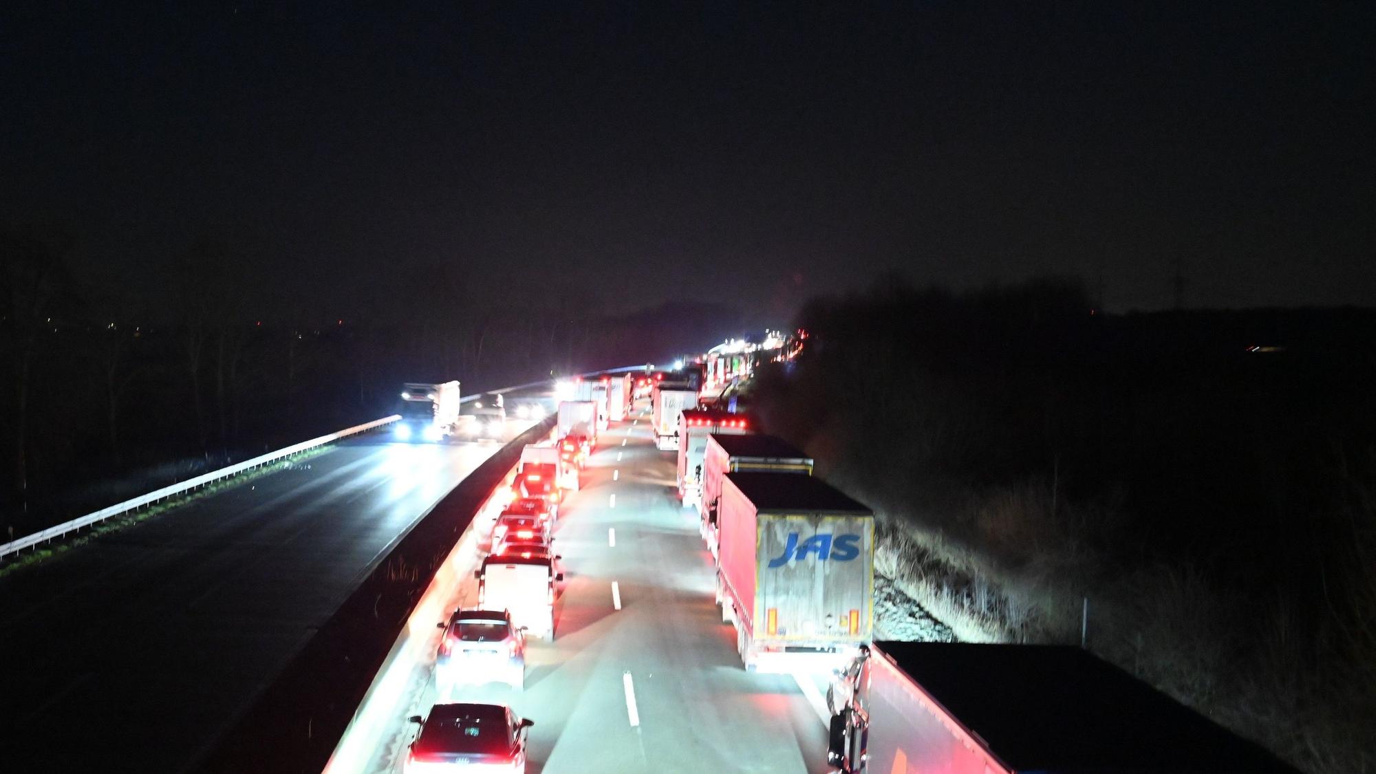 Auf dem Foto ist die A 61 bei Kerpen-Türnich zu sehen. Infolge eines Unfalls bildete sich ein Stau.