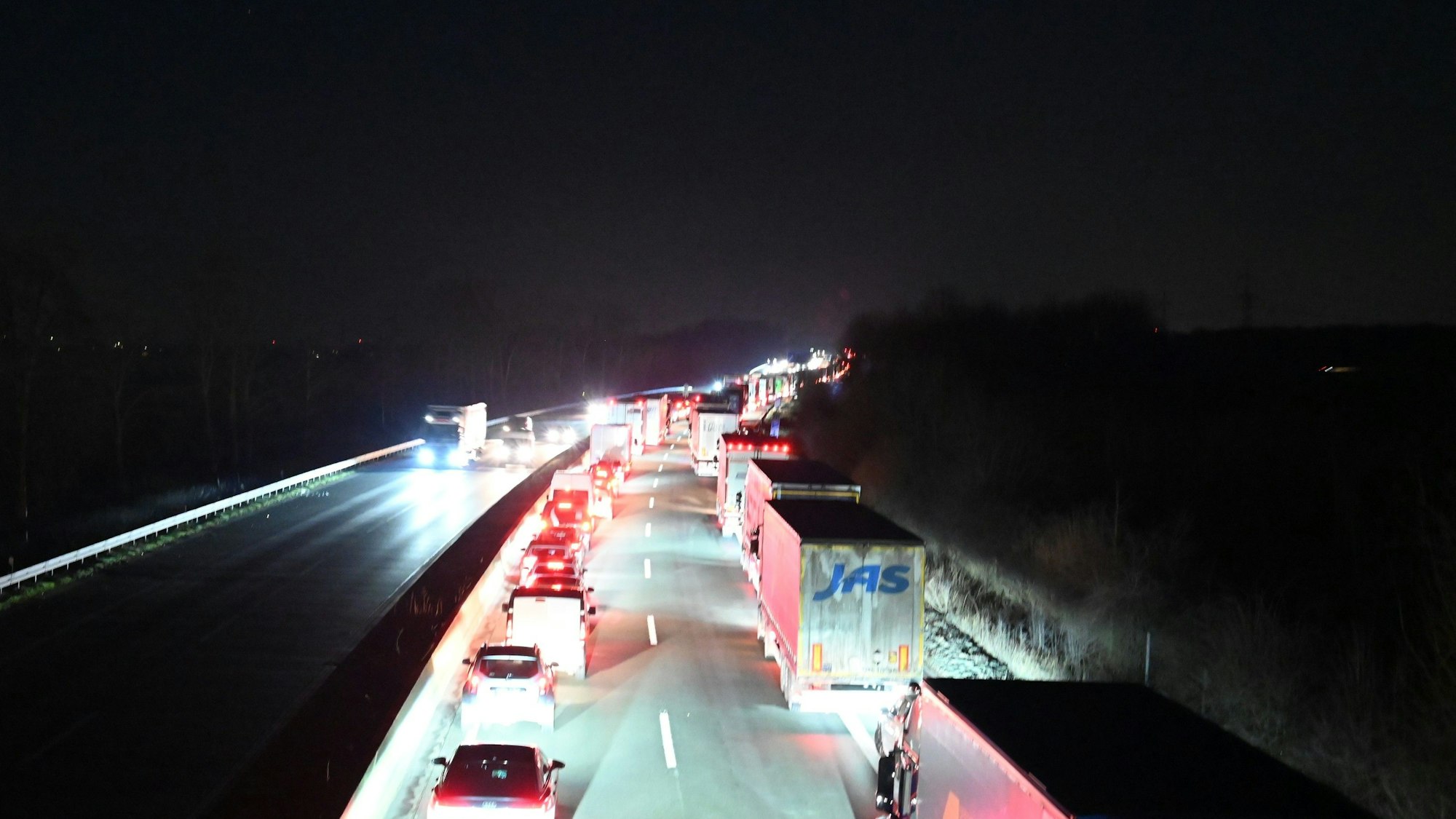 Auf dem Foto ist die A 61 bei Kerpen-Türnich zu sehen. Infolge eines Unfalls bildete sich ein Stau.