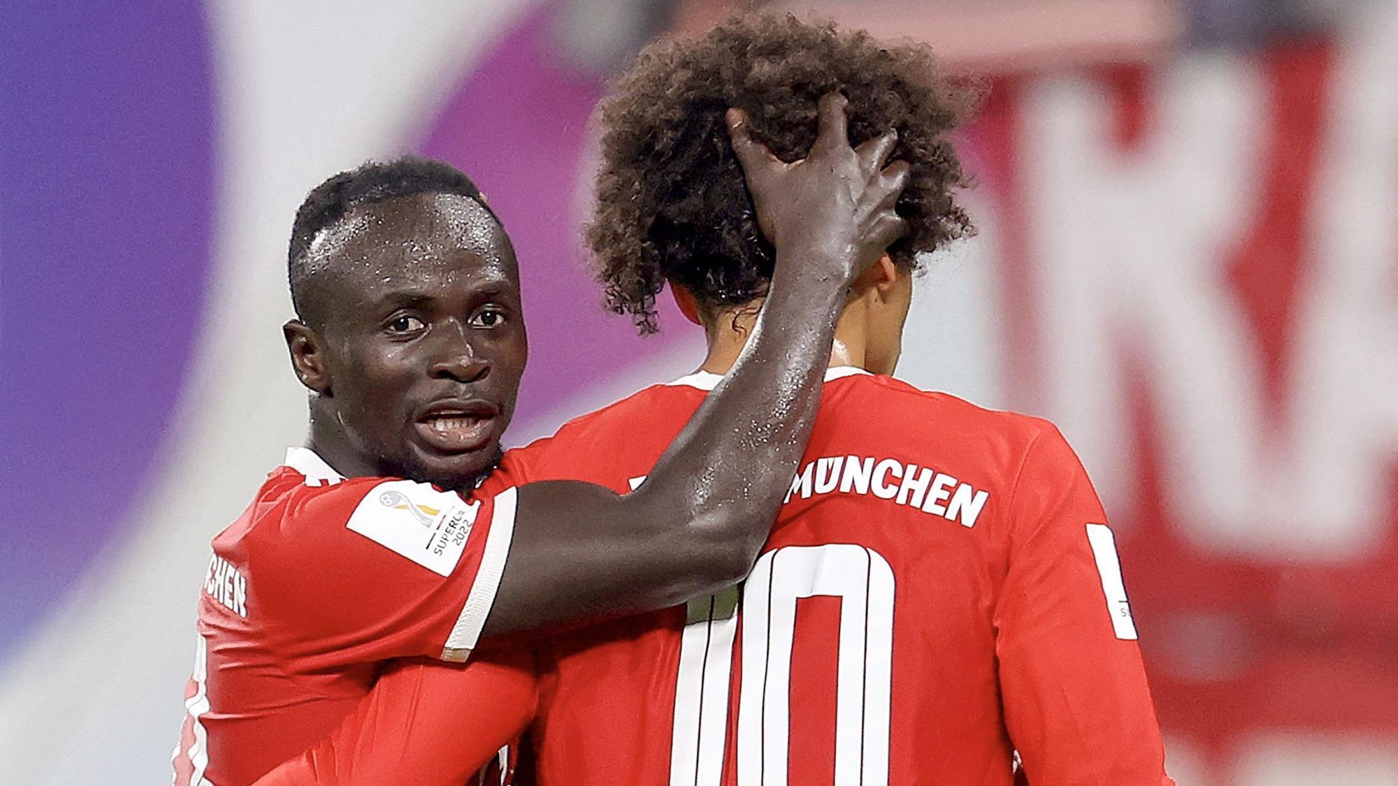 Sadio Mane und Leroy Sane (r.) bejubeln ein Tor für den FC Bayern München.