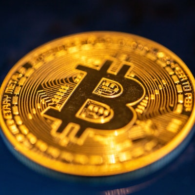 ARCHIV - 24.01.2022, Berlin: Eine Bitcoin-Münze liegt auf einem Bildschirm. (Zu dpa "Gefälschte Mitteilung der Börsenaufsicht zu Bitcoin sorgt für Aufruhr") Foto: Fernando Gutierrez-Juarez/dpa-Zentralbild/dpa +++ dpa-Bildfunk +++