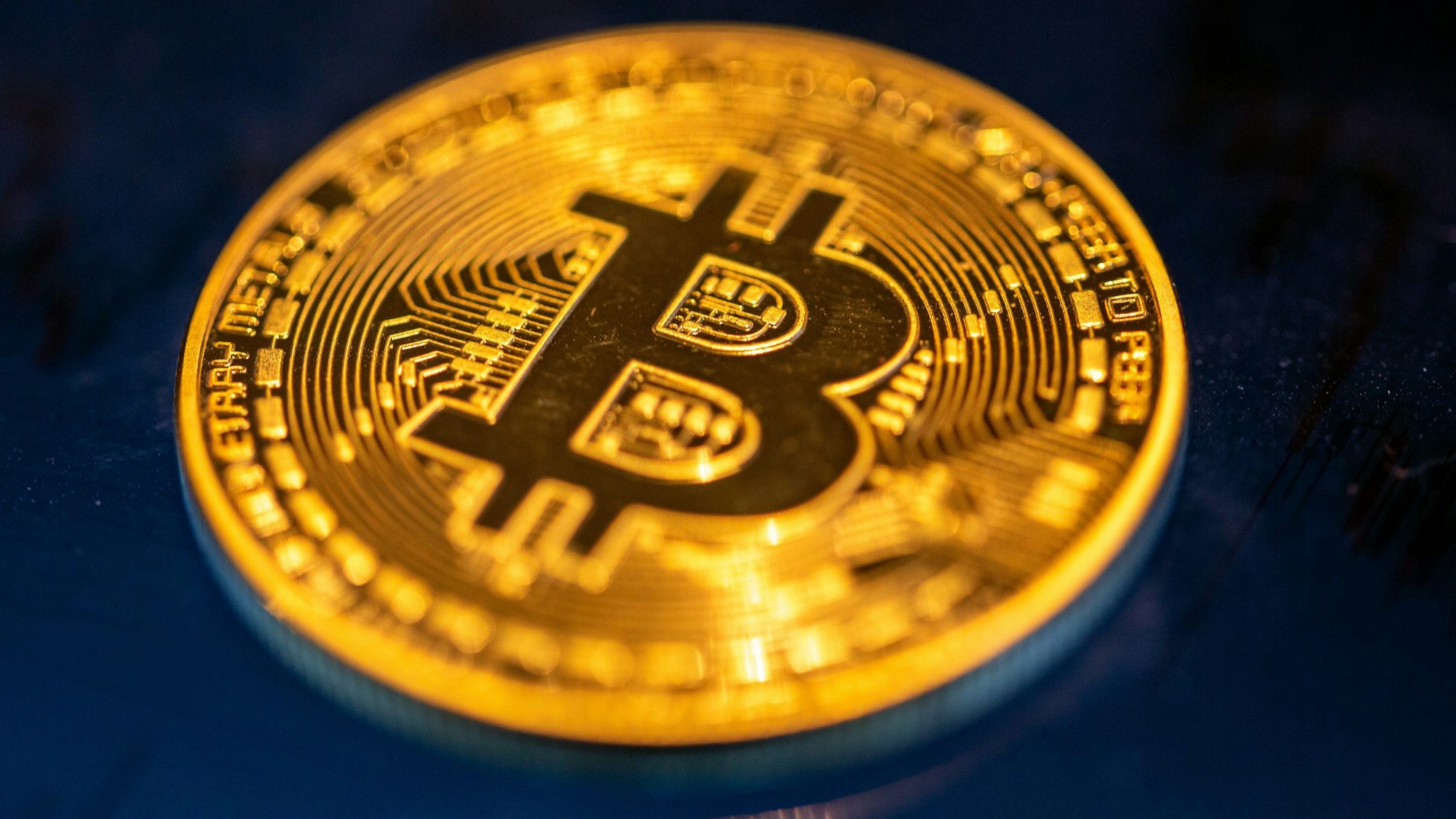 ARCHIV - 24.01.2022, Berlin: Eine Bitcoin-Münze liegt auf einem Bildschirm. (Zu dpa "Gefälschte Mitteilung der Börsenaufsicht zu Bitcoin sorgt für Aufruhr") Foto: Fernando Gutierrez-Juarez/dpa-Zentralbild/dpa +++ dpa-Bildfunk +++