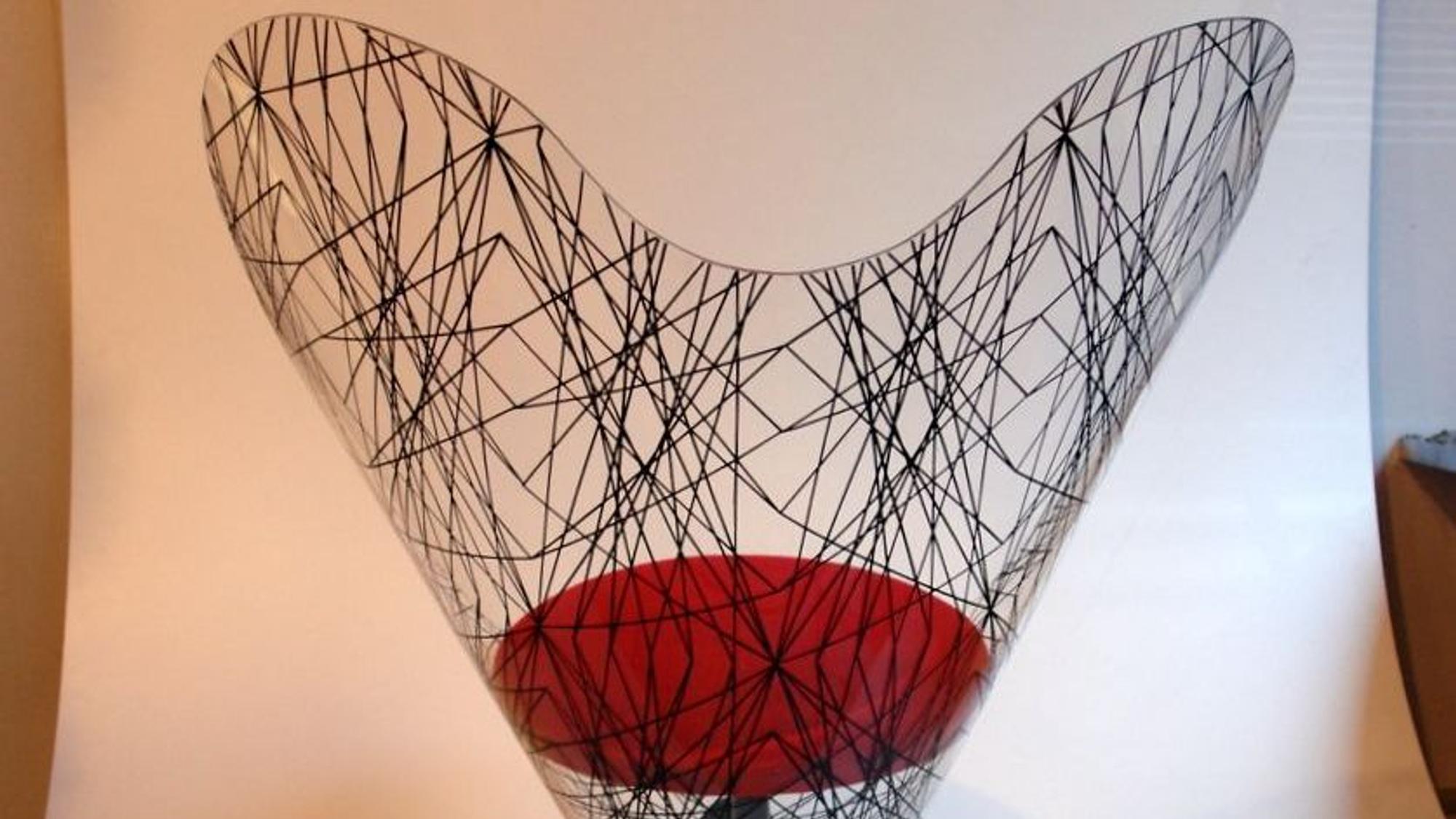 Die Acryl Herztüte von Verner Panton ist eine im Jahr 1994 weitergedachte Version des weltbekannten Sessels Cone Chair (Eistüte) aus dem Jahr 1958.