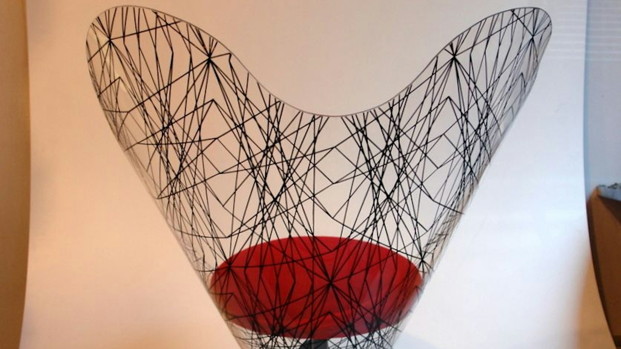 Die Acryl Herztüte von Verner Panton ist eine im Jahr 1994 weitergedachte Version des weltbekannten Sessels Cone Chair (Eistüte) aus dem Jahr 1958.