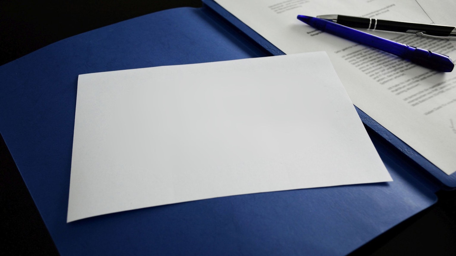 Offene Bewerbungsmappe liegt auf einem Tisch