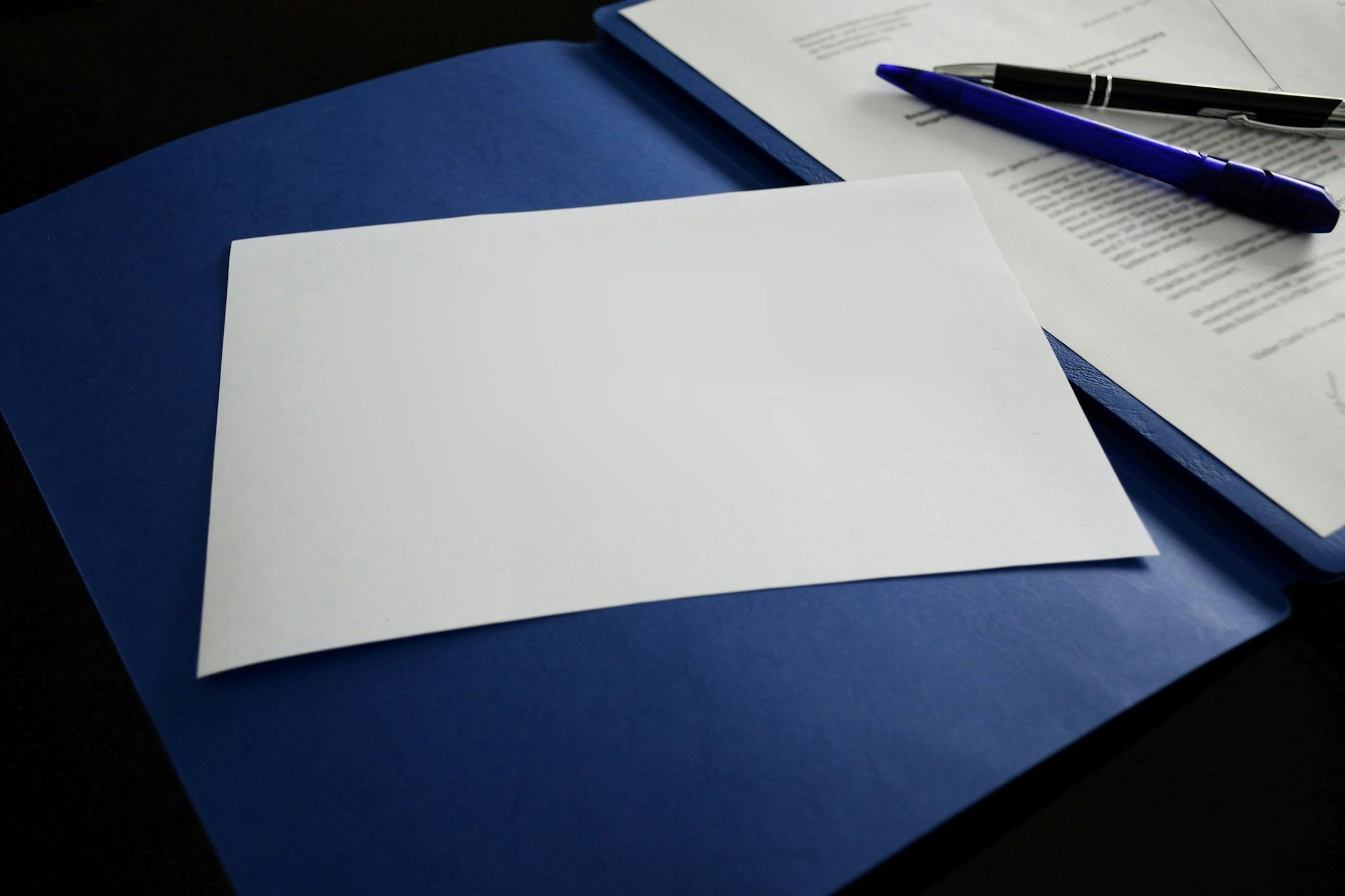 Offene Bewerbungsmappe liegt auf einem Tisch