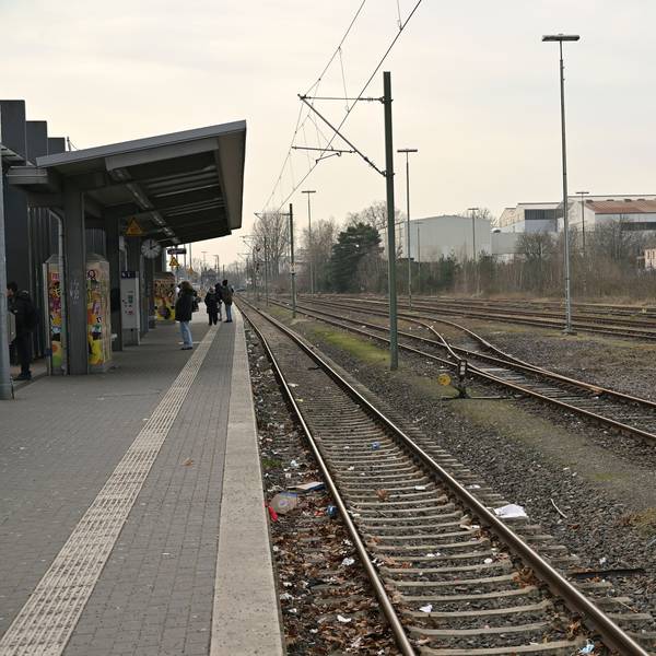 Wegen des Warnstreiks ist der Gladbacher Bahnhof leer.