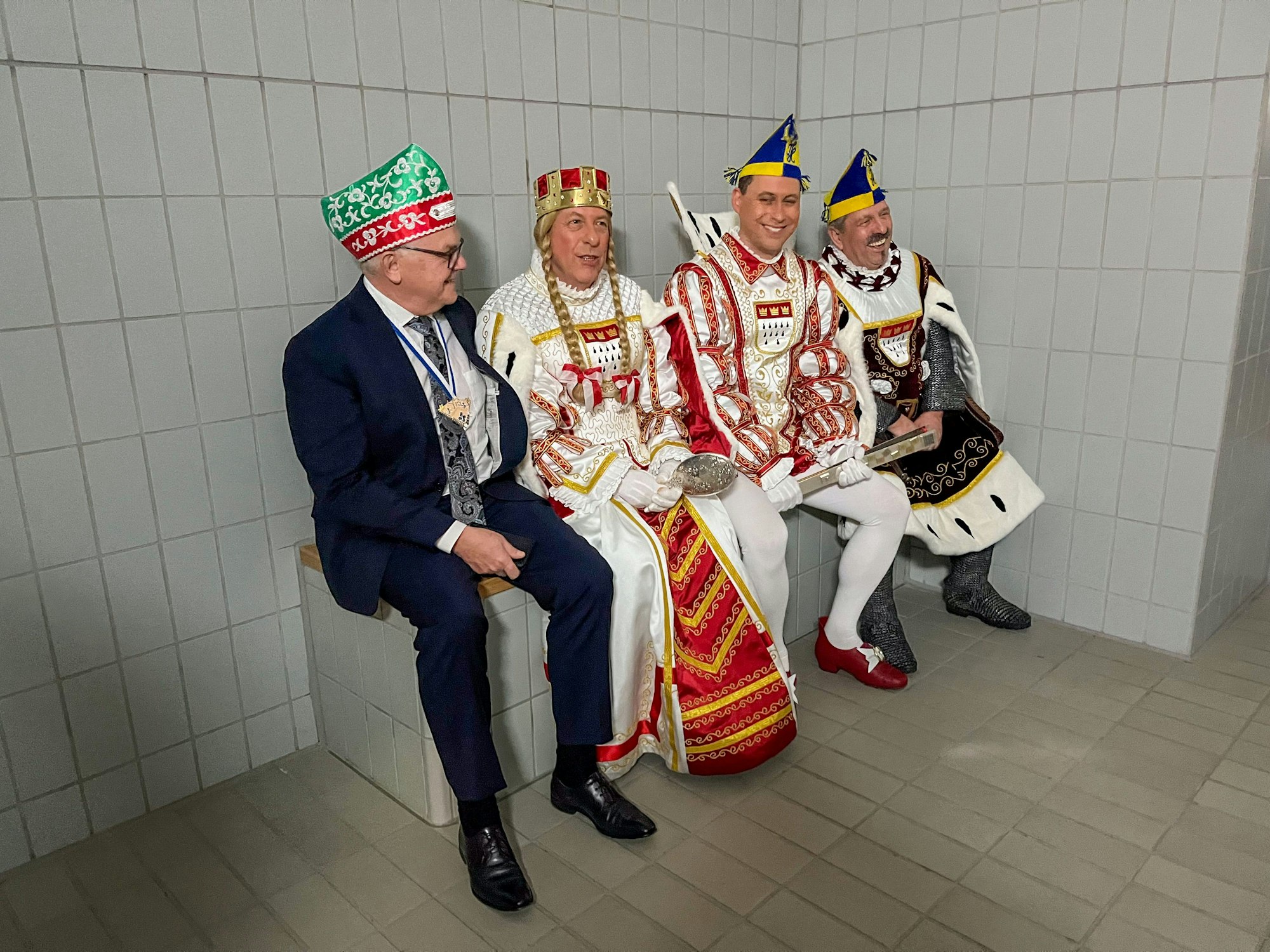 Dreigestirn sitzt mit Polizeipräsident Johannes Hermanns in einer Zelle.