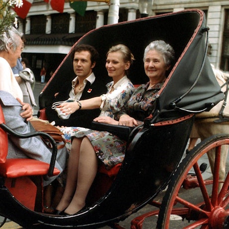 Franz Beckenbauer (Cosmos New York) mit seiner Mutter Antonie (re.), Lebensgefährtin Diana Sandmann und seiner Tante Paula während einer Kutschfahrt durch New York.