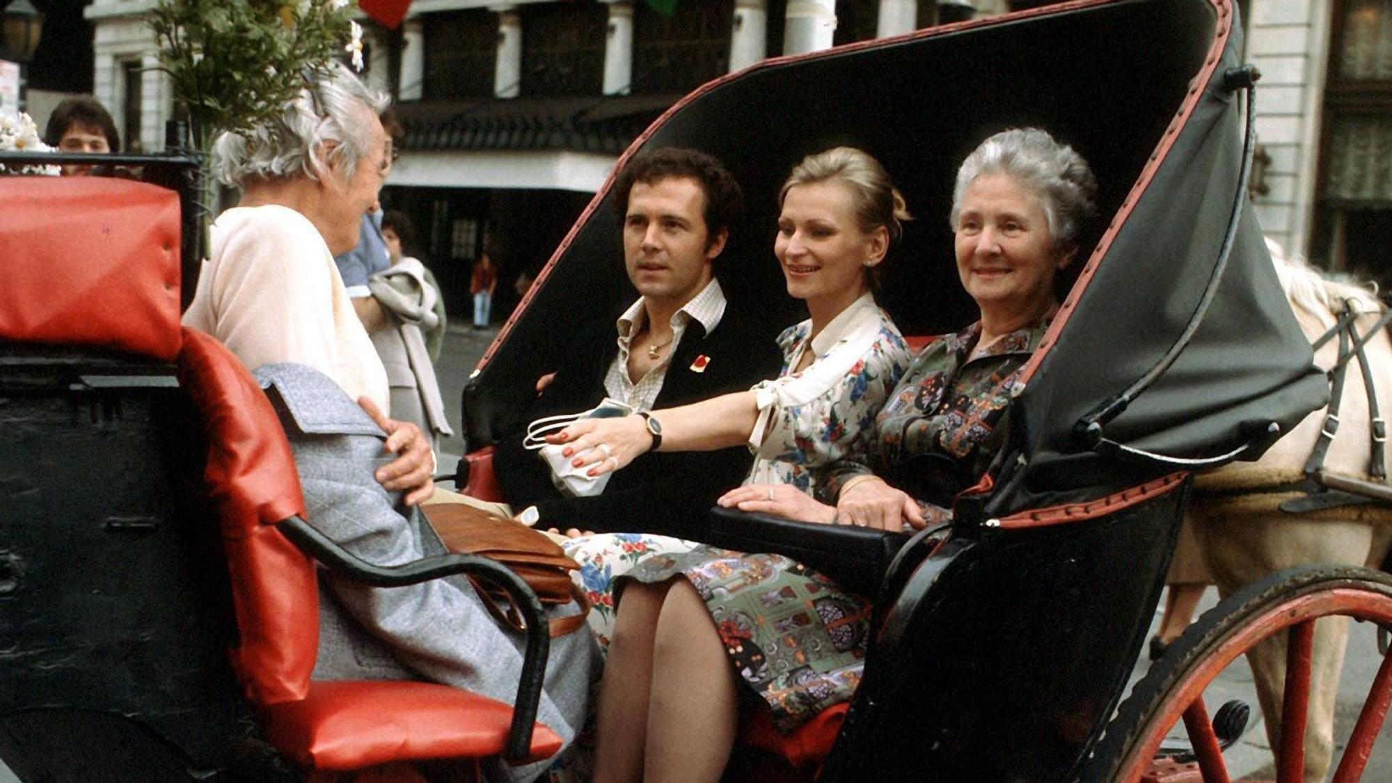 Franz Beckenbauer (Cosmos New York) mit seiner Mutter Antonie (re.), Lebensgefährtin Diana Sandmann und seiner Tante Paula während einer Kutschfahrt durch New York.