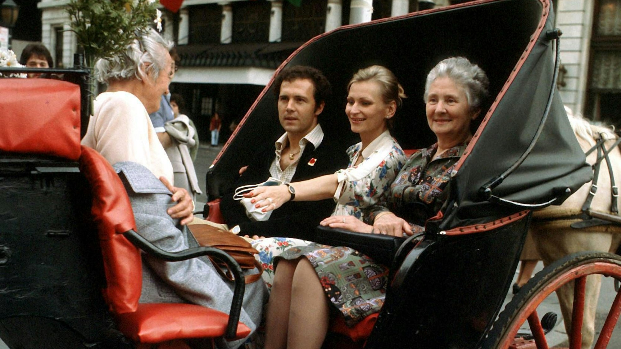 Franz Beckenbauer (Cosmos New York) mit seiner Mutter Antonie (re.), Lebensgefährtin Diana Sandmann und seiner Tante Paula während einer Kutschfahrt durch New York.
