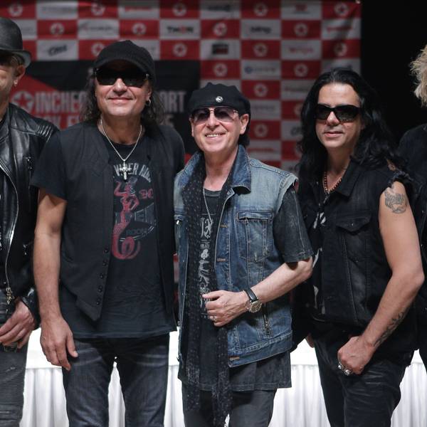 Rudolf Schenker, Matthias Jabs, Klaus Meine, Paweł Mąciwoda und James Kottak von den Scorpions nehmen an einer Pressekonferenz zur Feier des 50-jährigen Bestehens der Scorpions teil.