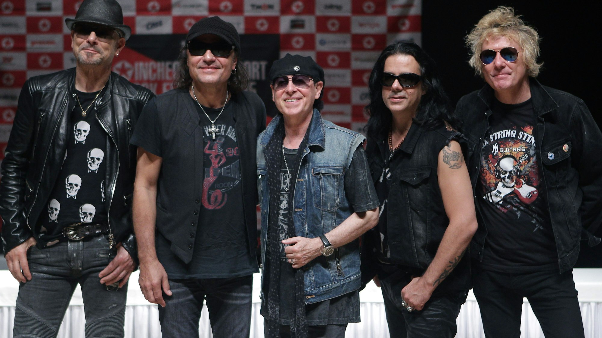 Rudolf Schenker, Matthias Jabs, Klaus Meine, Paweł Mąciwoda und James Kottak von den Scorpions nehmen an einer Pressekonferenz zur Feier des 50-jährigen Bestehens der Scorpions teil.