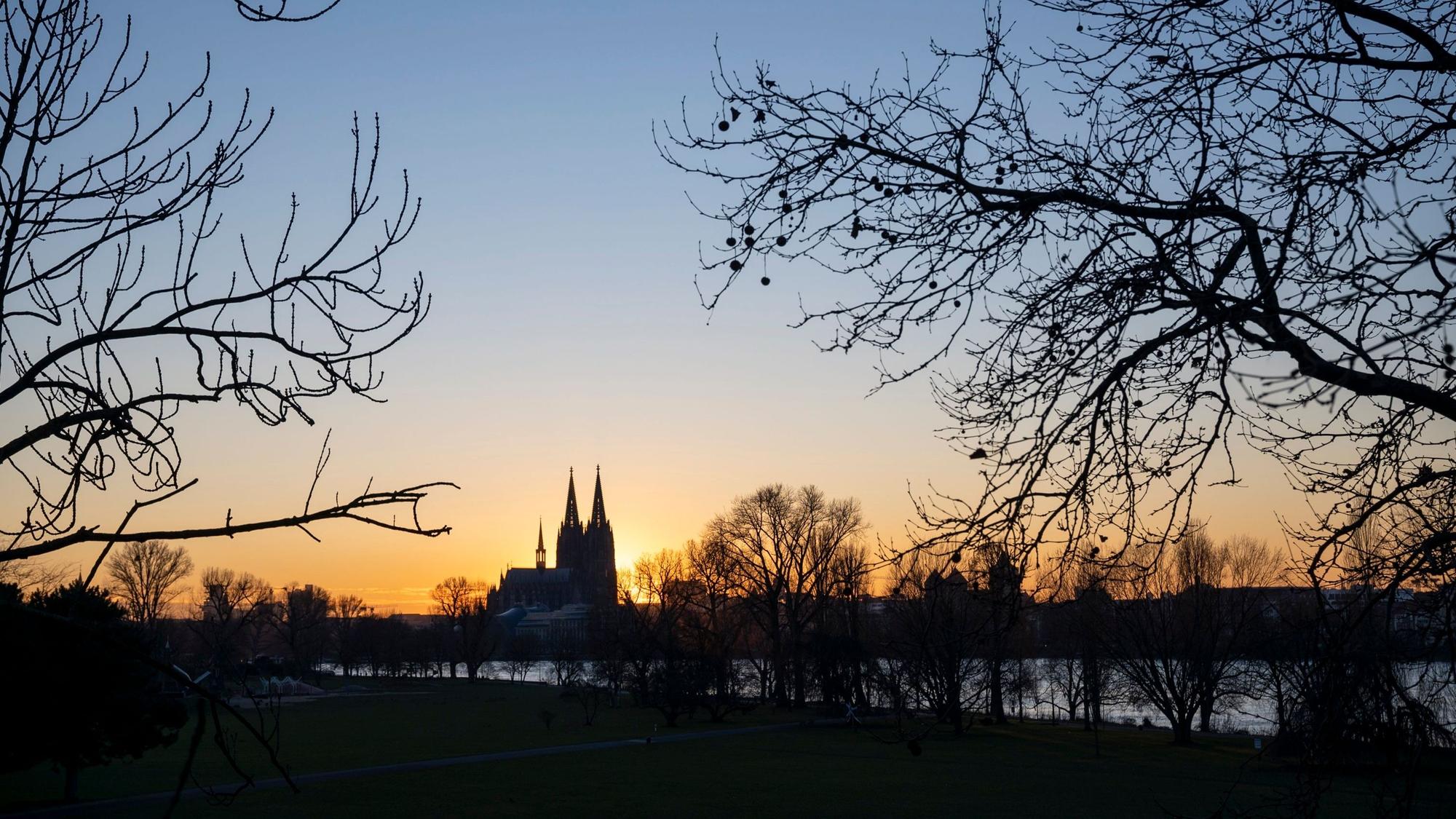 Das kalte, klare Winterwetter beschert schöne Sonnenuntergänge.