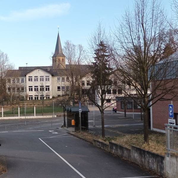 Um Gefahren zu bannen, soll die alte Grundschule in Birk bis zu ihrem Abriss eingezäunt werden.