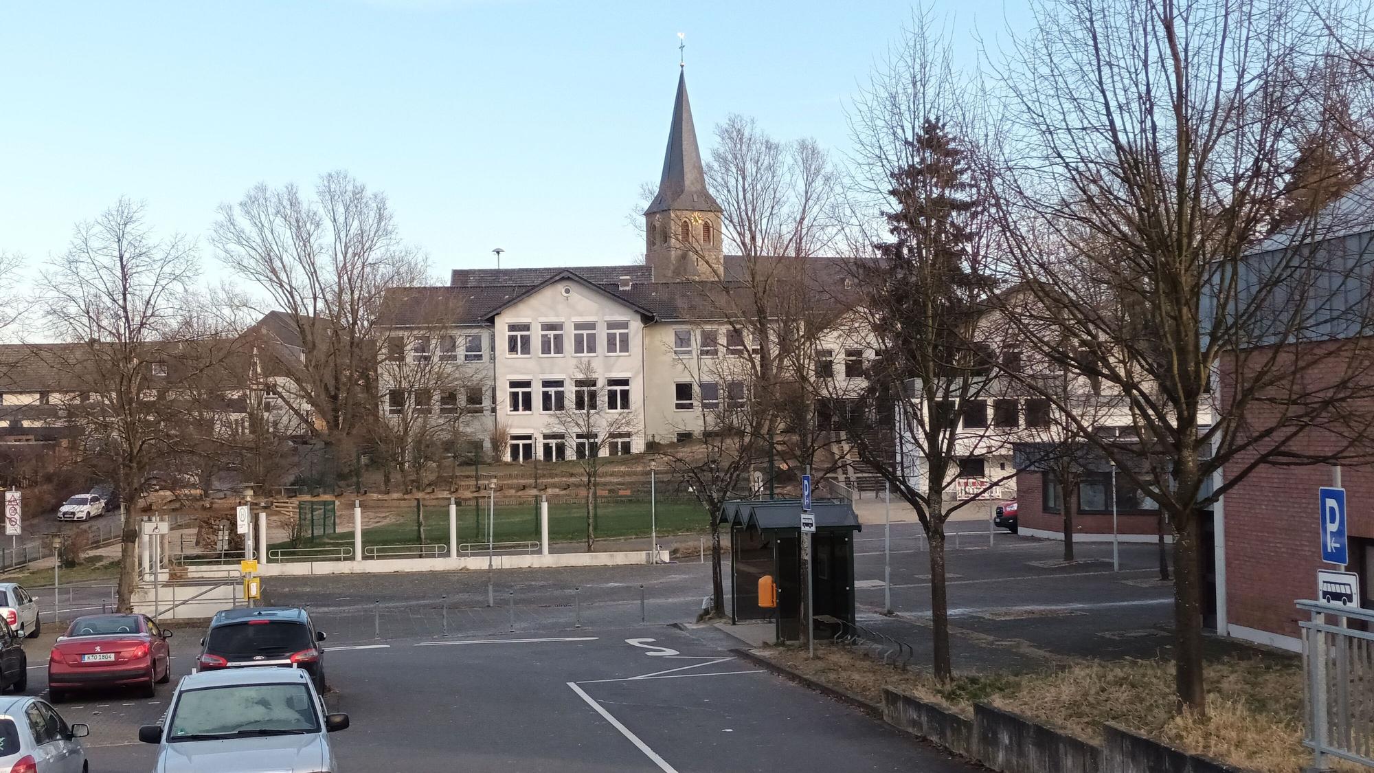 Gebäude, Kirche und ein Parkplatz