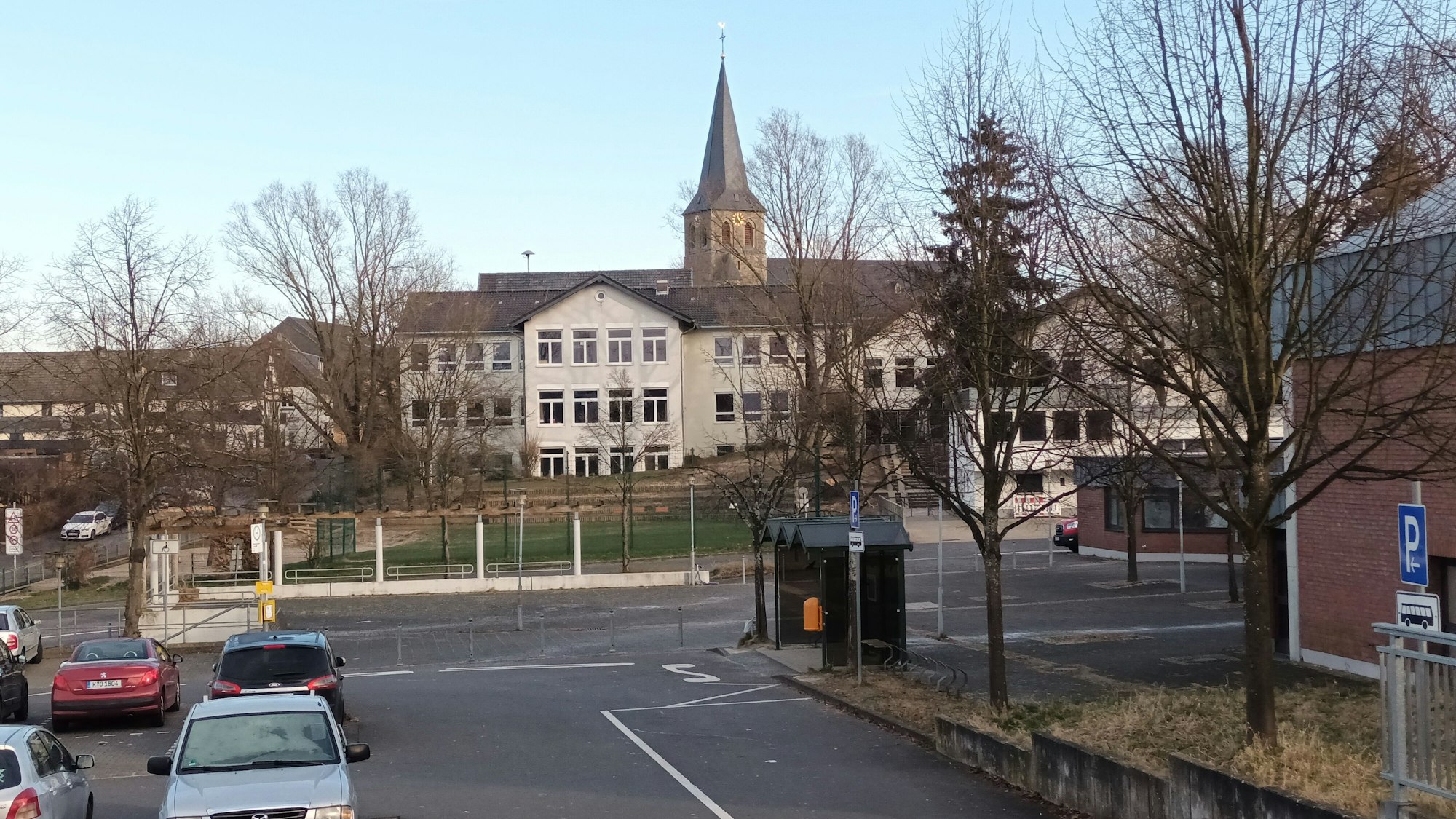 Gebäude, eine Kirche und ein Parkplatz