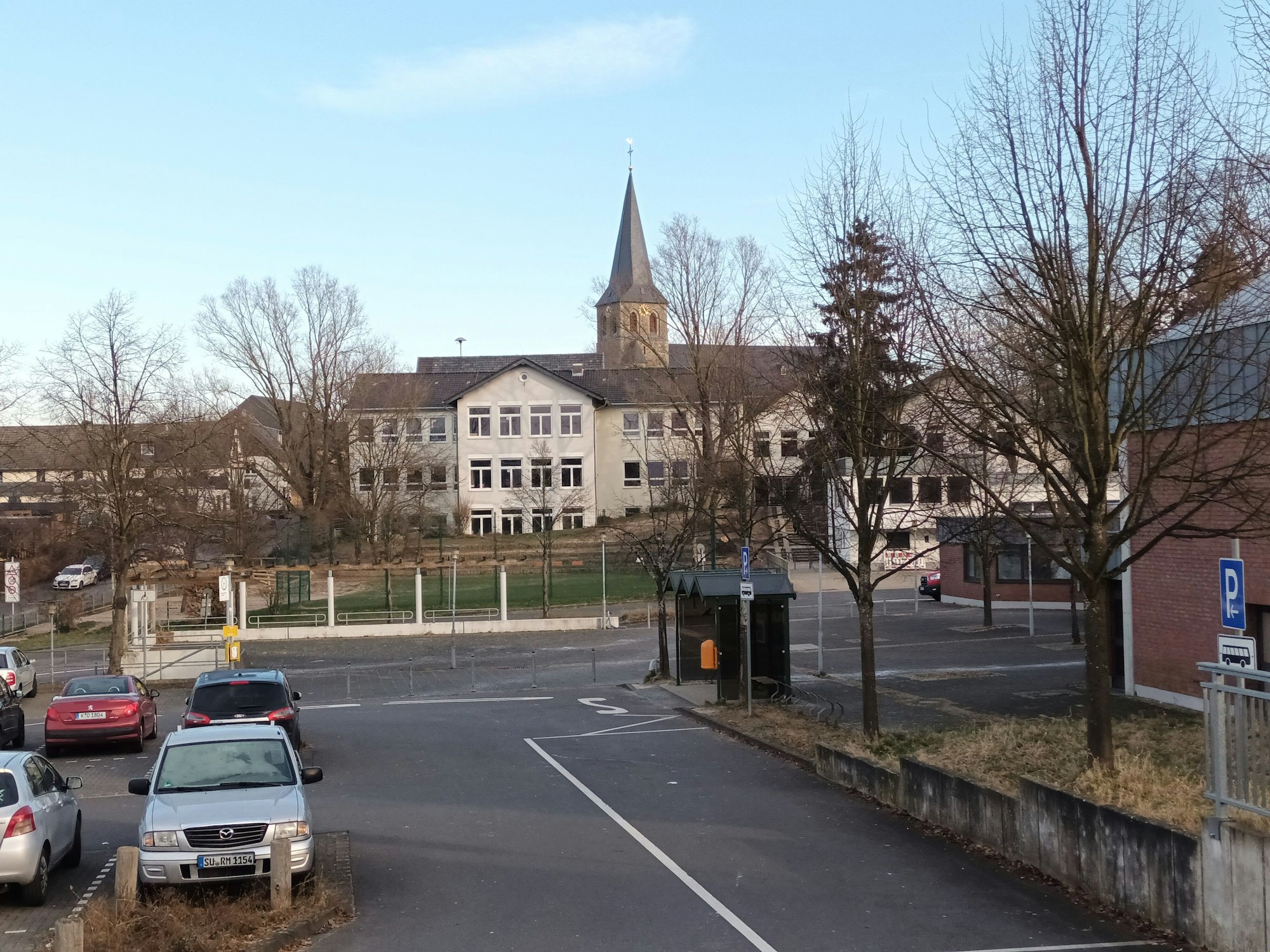 Parkplatz, Gebäude und Kirche