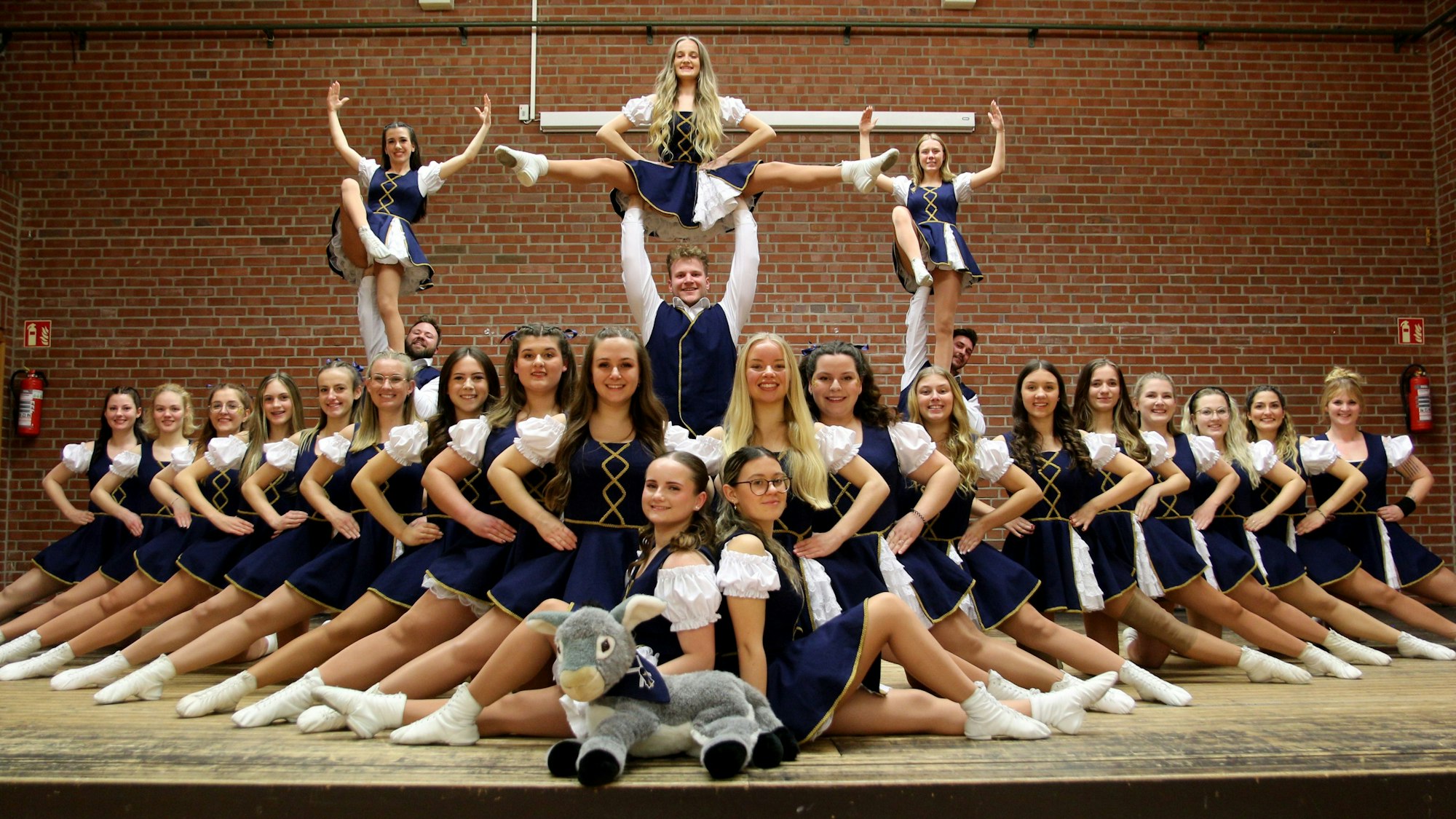 Zu sehen ist die Tanzgruppe einer Pulheimer Karnevalsgesellschaft.