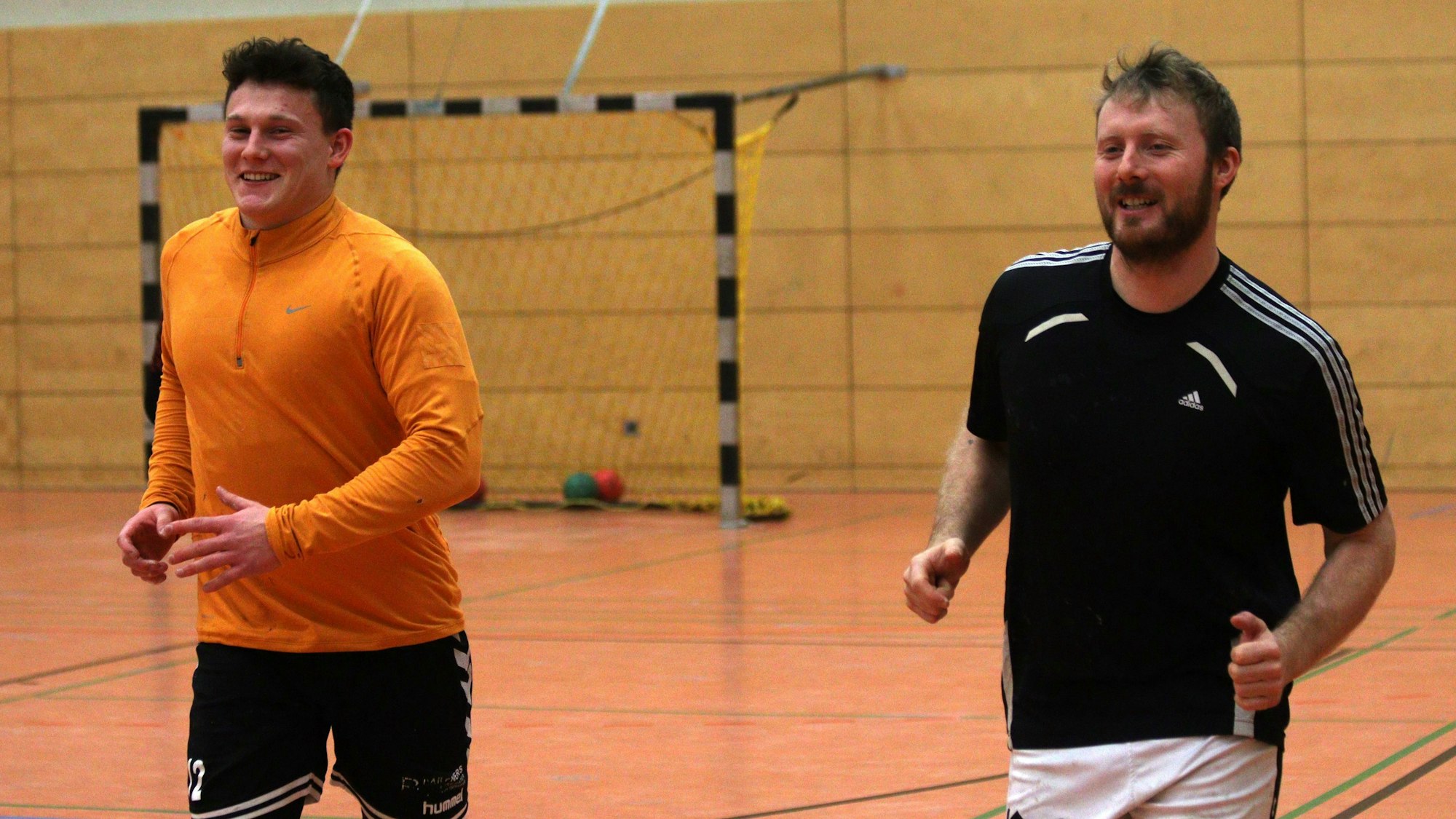 Beim Warmmachen laufen Marius Schmitz und René Lönenbach lachend nebeneinander.