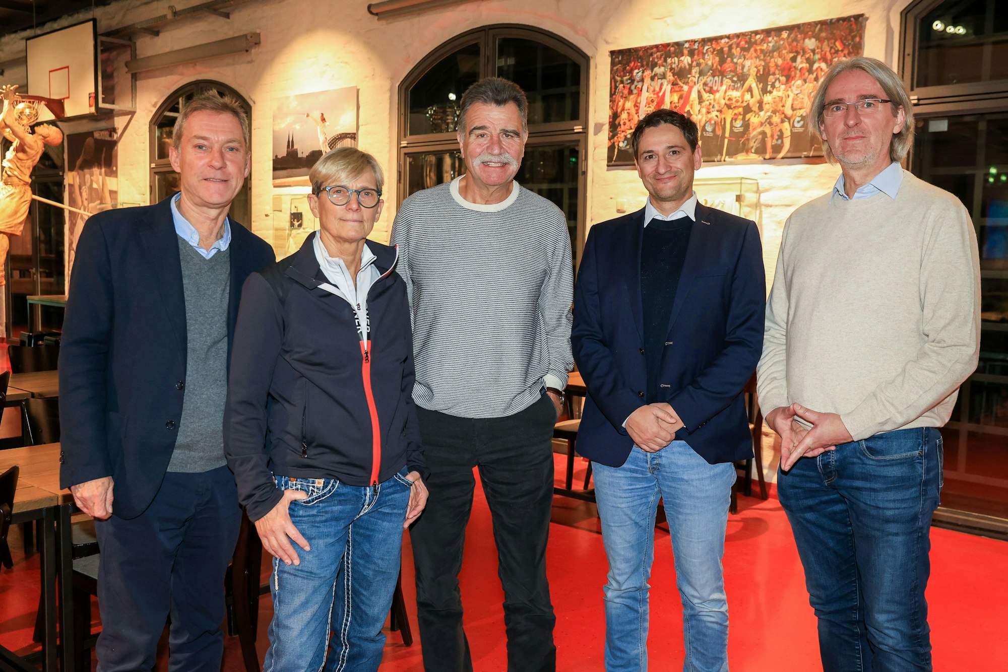 Talkgäste im Sport & Olympia Museum (v.r.): Erik Eggers, Moderator Stephan Klemm, Heiner Brand, Renate Wolf. Links: Museumsdirektor Andreas Höfer.