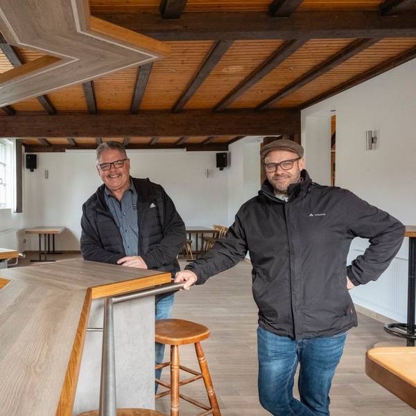 Manfred Kesternich (v.l.), Rudolf Hoß und David Esch stehen an der Theke im Lückerather Dorfhaus.
