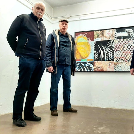 Ausstellung "Last Session" von Bildern des 2023 verstorbenen Künstlers Lutz Diese aus Leverkusen im Künstlerbunker Opladen. Auf dem Bild zu sehen sind Dieses ehemalige Künstlerfreunde und -kollegen Harry Plein (l.) und Klaus Wolf (r.) sowie Dieses Sohn Martin Diese (Mitte), der das Archiv seines Vaters verwaltet.